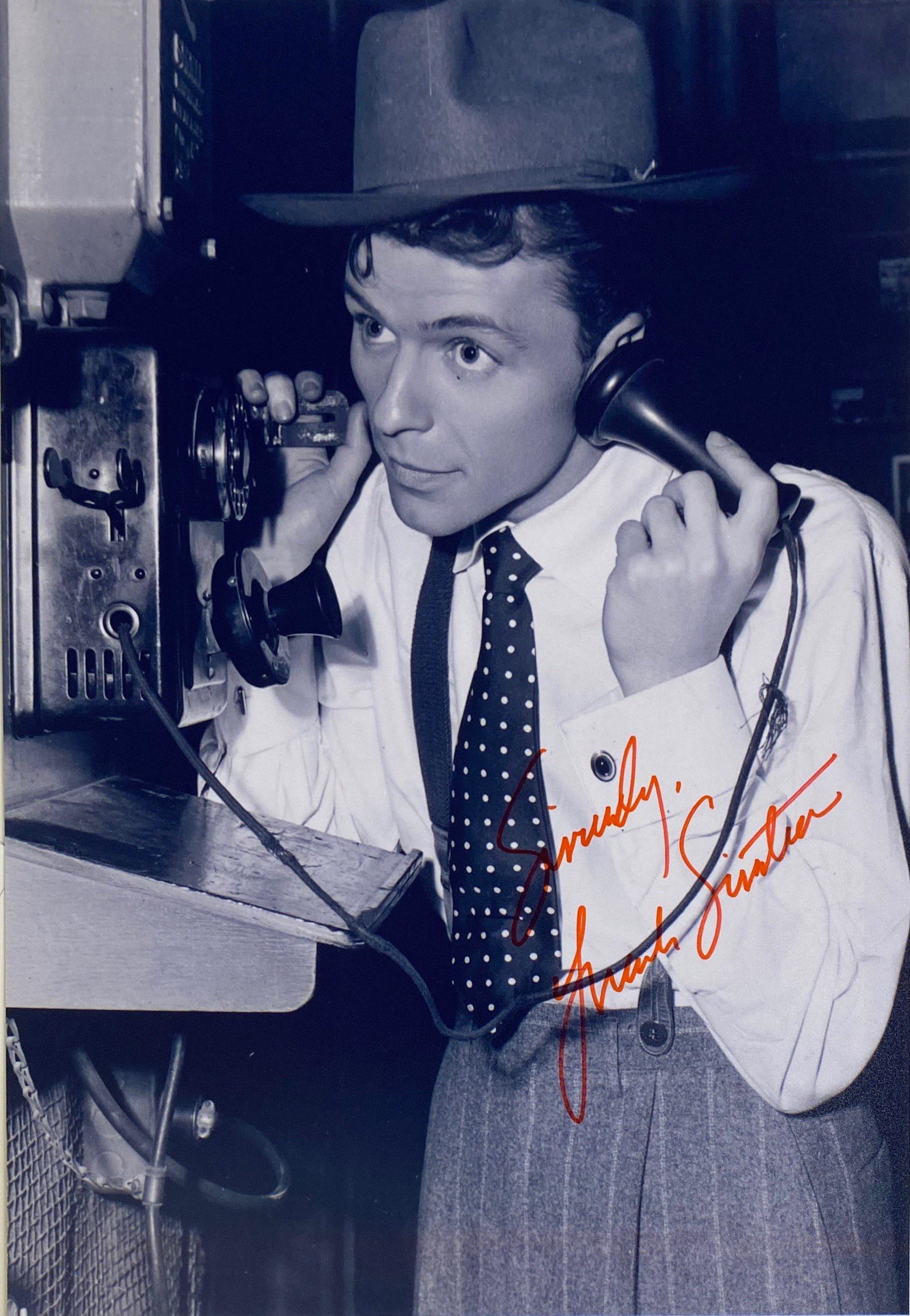 Autograph Signed Frank Sinatra Photo: Category: Autograph CollectiblesSize: 8 x 10'Autograph: Frank Sinatra Excellent ConditionDetails are as shown in the photos