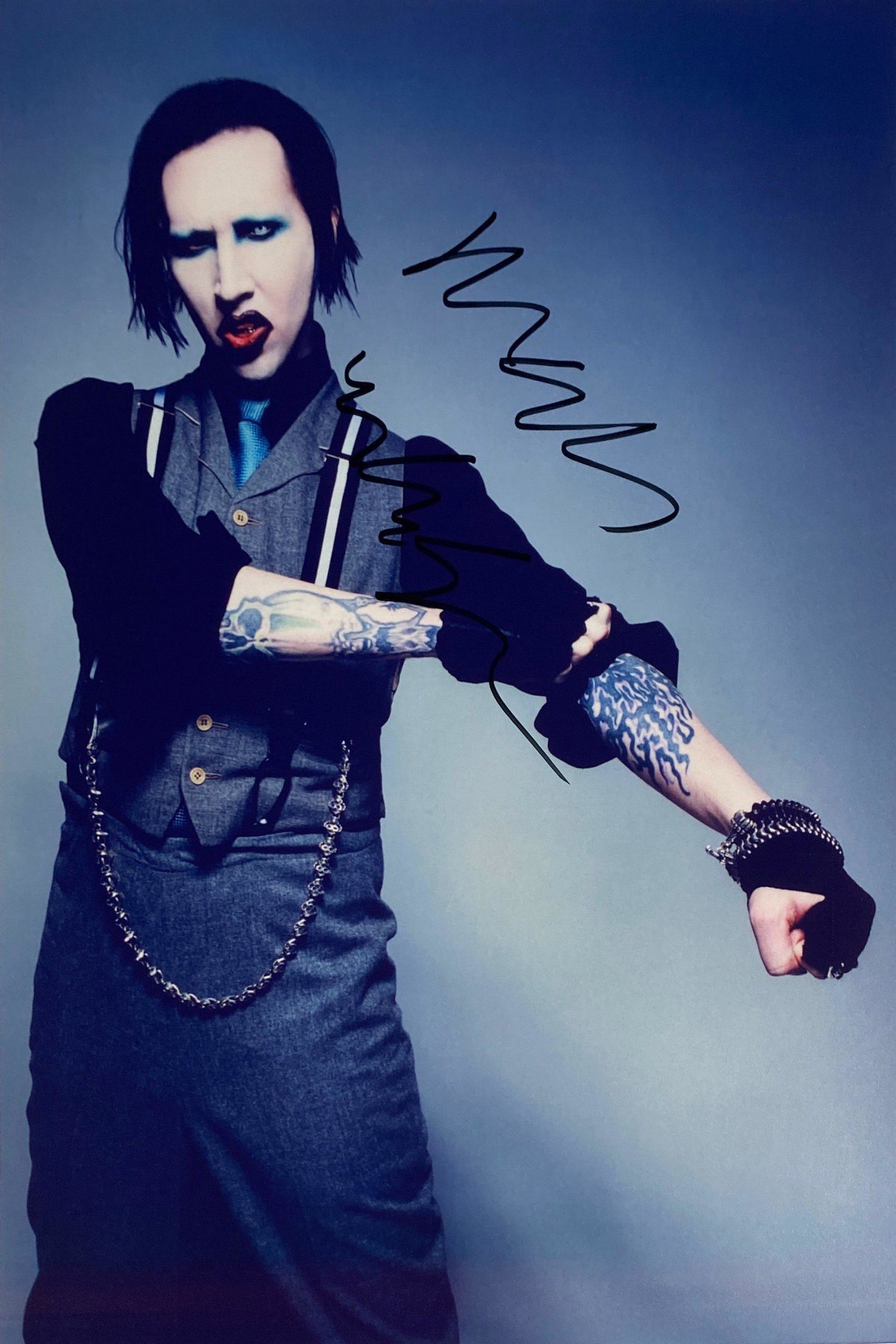 Autograph Signed Marilyn Manson Photo: Category: Autograph CollectiblesSize: 8 x 10'Autograph:Marilyn Manson Excellent ConditionDetails are as shown in the photos