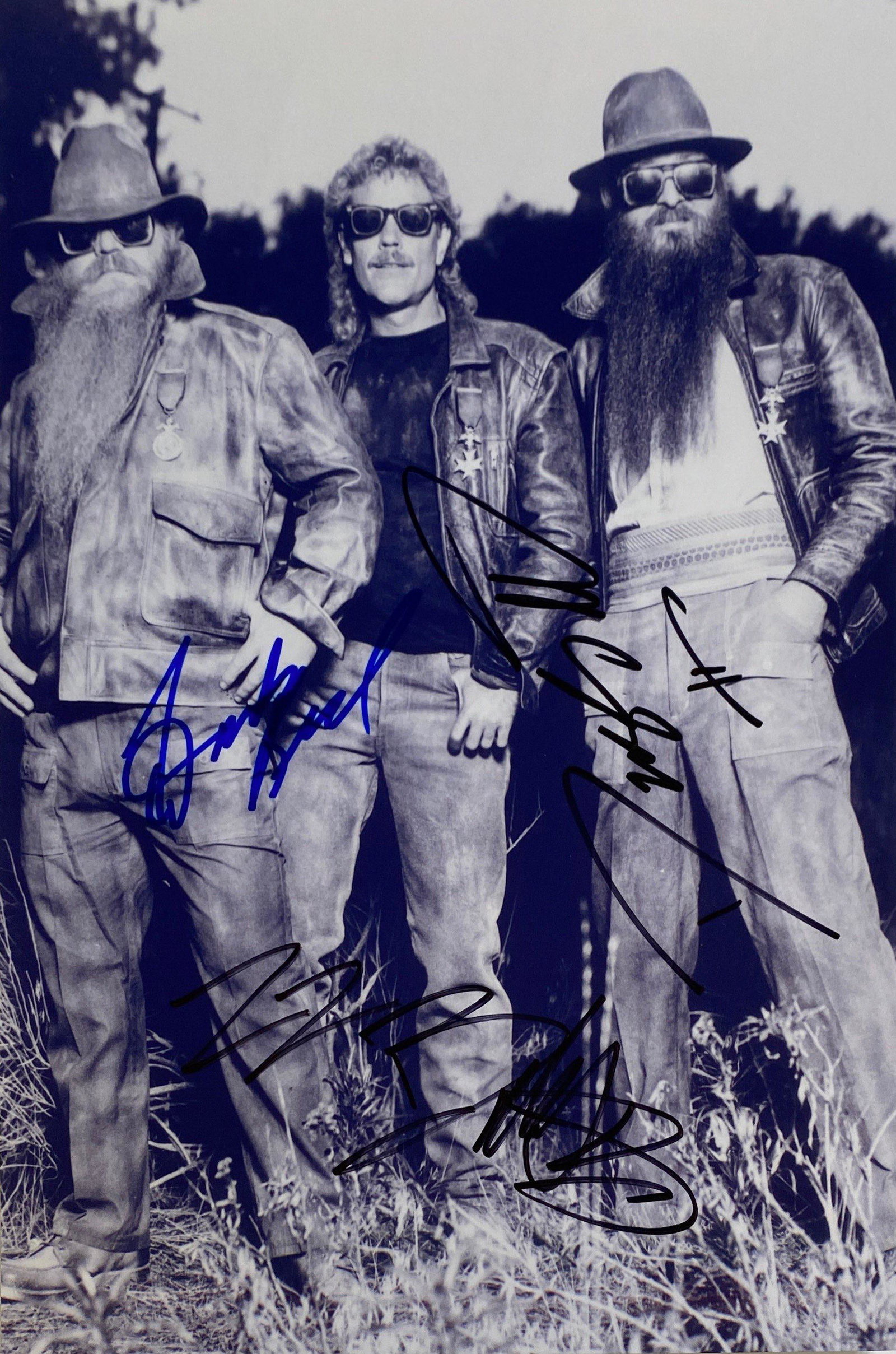 Autograph Signed ZZ Top Photo: Category: Autograph CollectiblesSize: 8 x 10'Autograph:Billy Gibbons, Frank Beard, Dusty Hill Excellent ConditionDetails are as shown in the photos