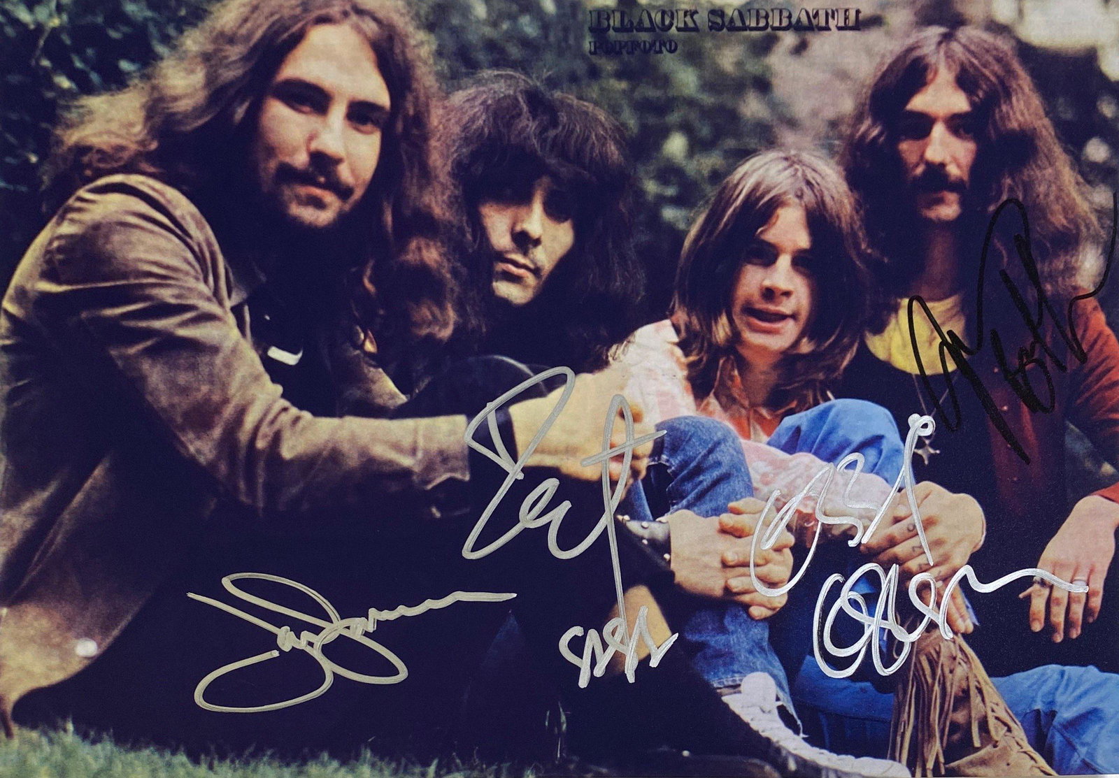 Autograph Signed Black Sabbath Photo: Category: Autograph CollectiblesSize: 8 x 10'Autograph: Geezer Butler, Tony Iommi, Bill Ward and Ozzy Osbourne Excellent ConditionDetails are as shown in the photos