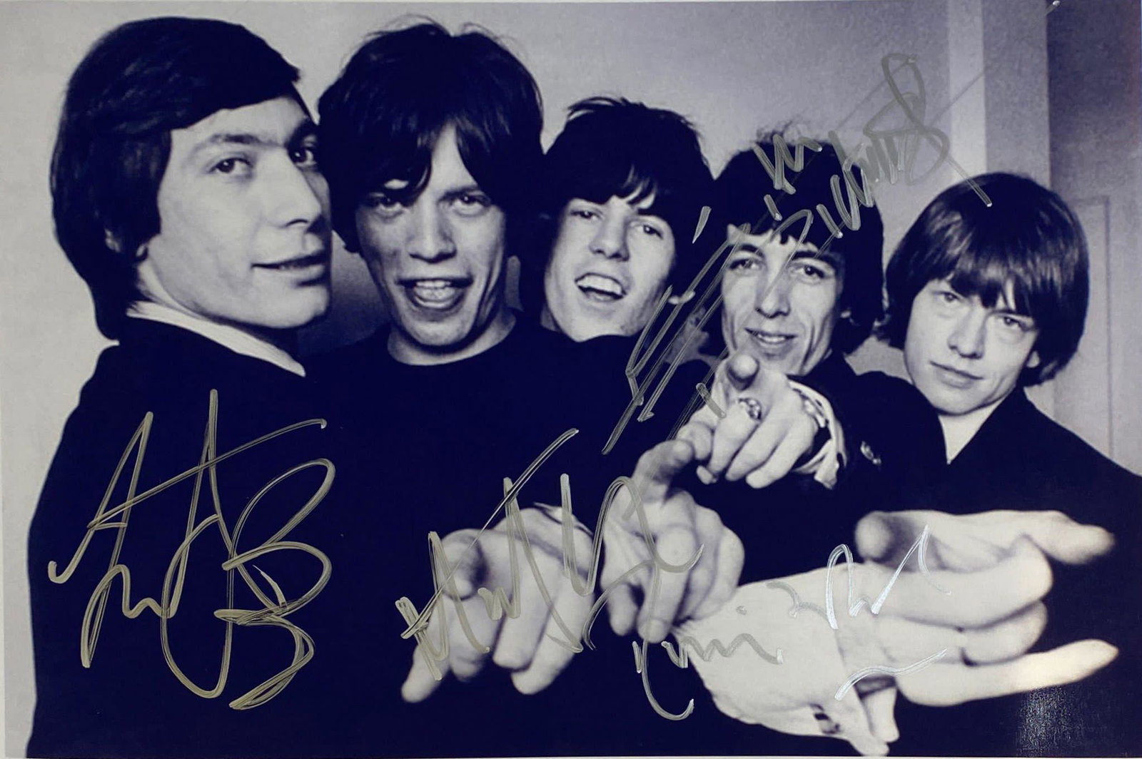 Autograph Signed Rolling Stones Photo: Category: Autograph CollectiblesSize: 8 x 10'Autograph: Mick Jagger, Keith Richards, Ronnie Wood, Charlie Watts Excellent ConditionDetails are as shown in the photos