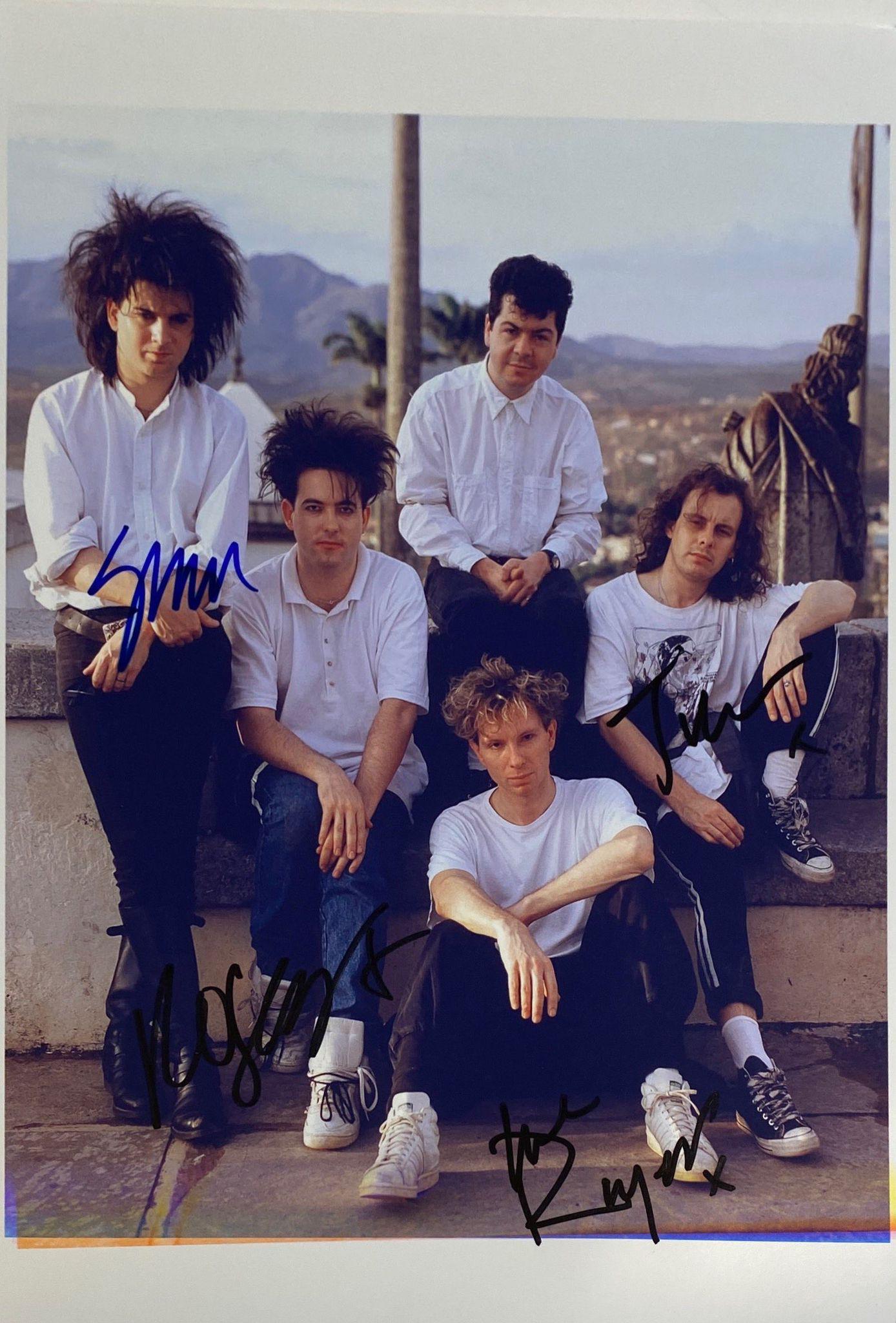 Autograph Signed The Cure Photo: Category: Autograph CollectiblesSize: 8 x 10'Autograph: Robert Smith, Simon Gallup, Jason Cooper, Pearl Thompson Excellent ConditionDetails are as shown in the photos