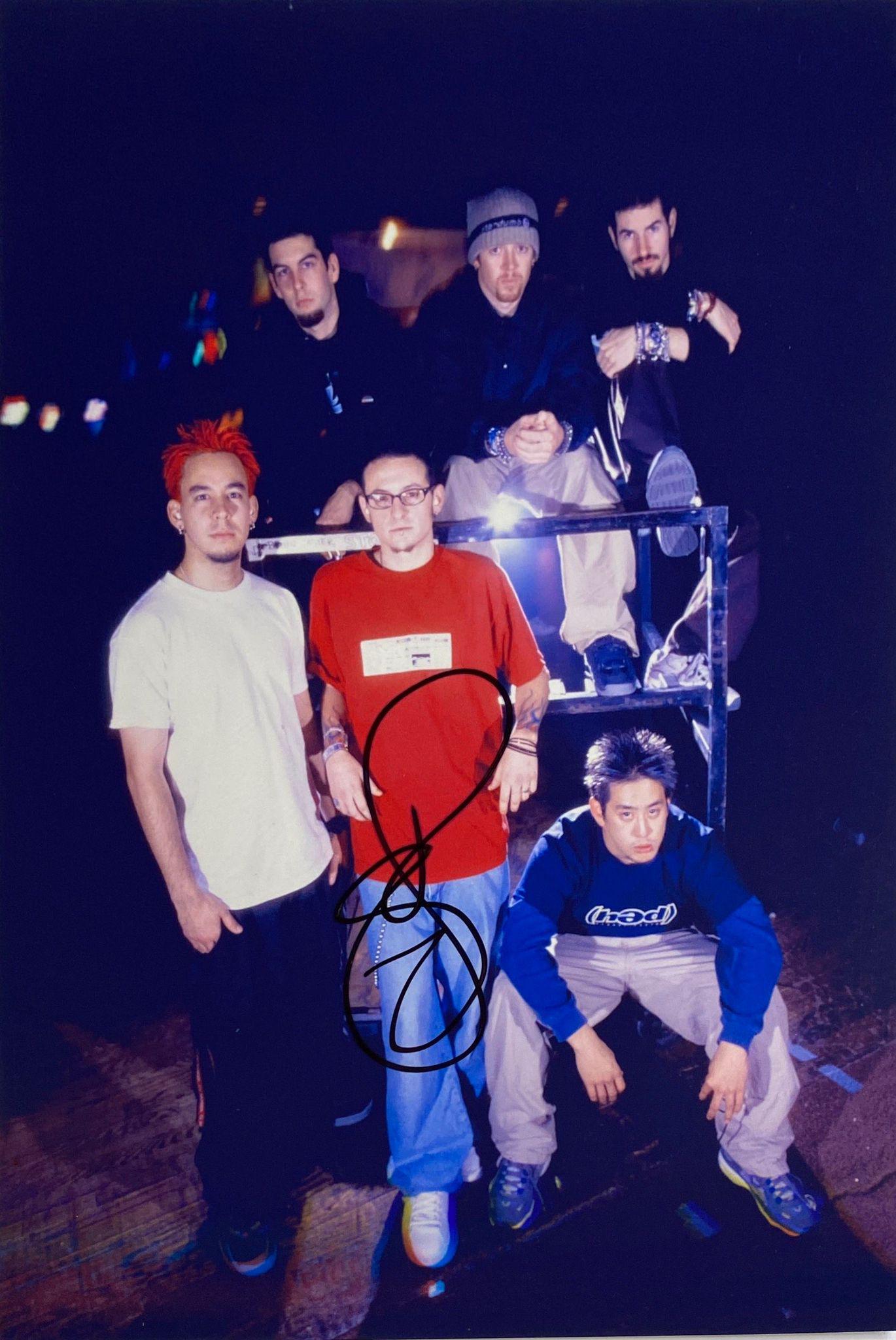 Autograph Signed Linkin Park Photo: Category: Autograph CollectiblesSize: 8 x 10'Autograph: Chester Bennington Excellent ConditionDetails are as shown in the photos