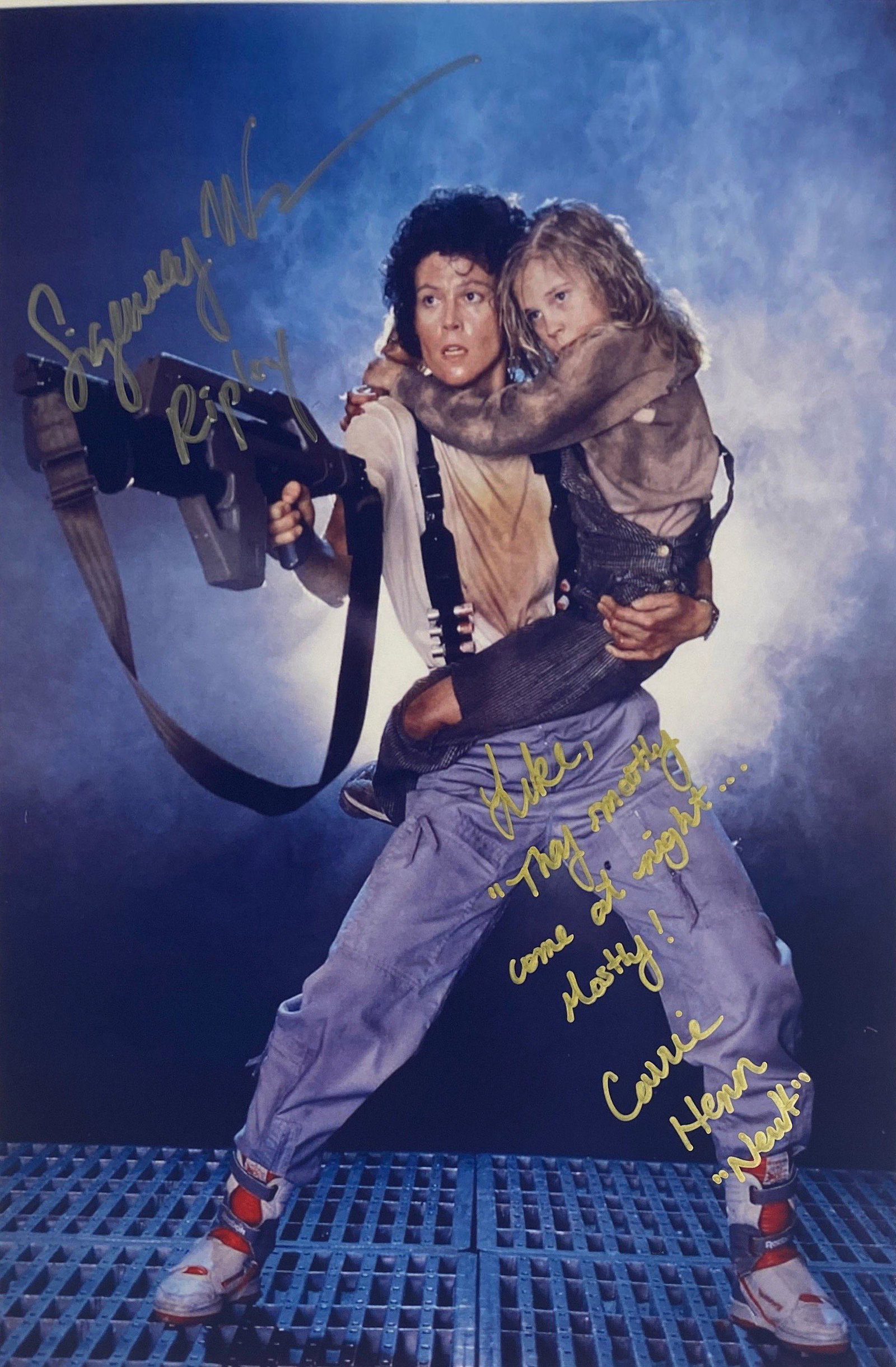 Autograph Signed Aliens Photo: Category: Autograph CollectiblesSize: 8 x 10'Autograph: Sigourney Weaver, Carrie Henn Excellent ConditionDetails are as shown in the photos