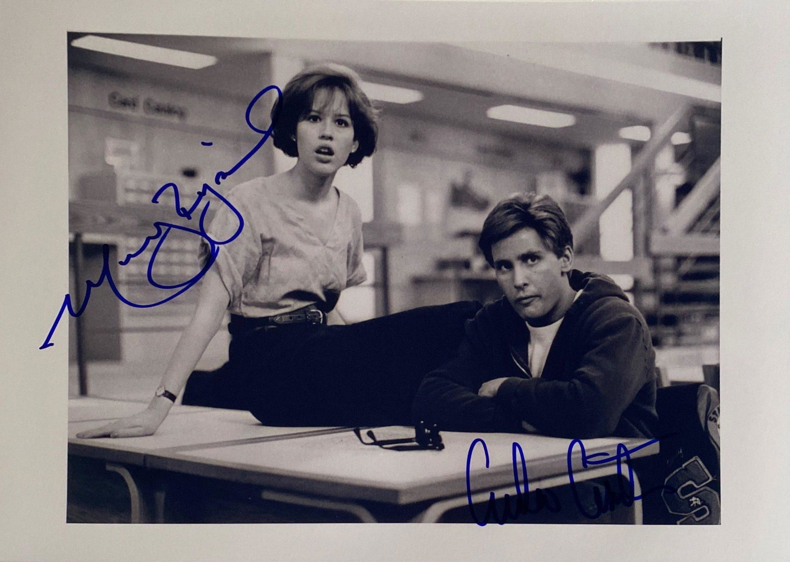 Autograph Signed Breakfast Club Photo: Category: Autograph CollectiblesSize: 8 x 10'Autograph: Emilio Estevez, Molly Ringwald Excellent ConditionDetails are as shown in the photos