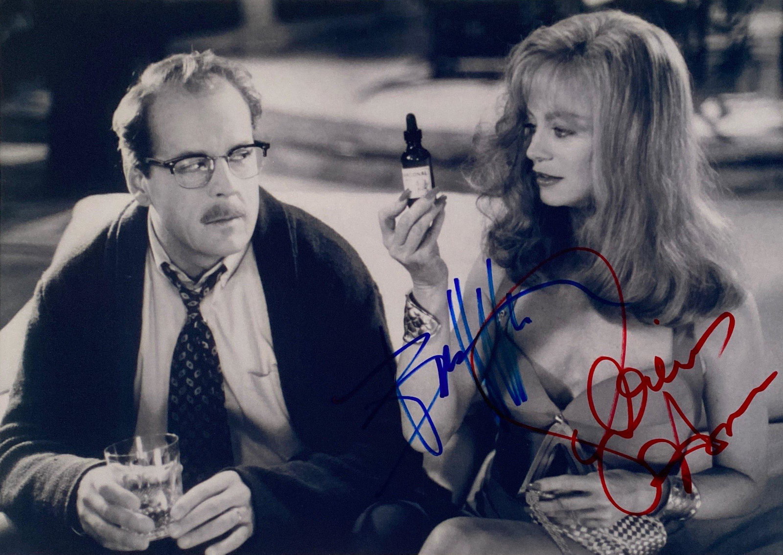 Autograph Signed Death Becomes Her Photo: Category: Autograph CollectiblesSize: 8 x 10'Autograph: Bruce Willis, Goldie Hawn Excellent ConditionDetails are as shown in the photos