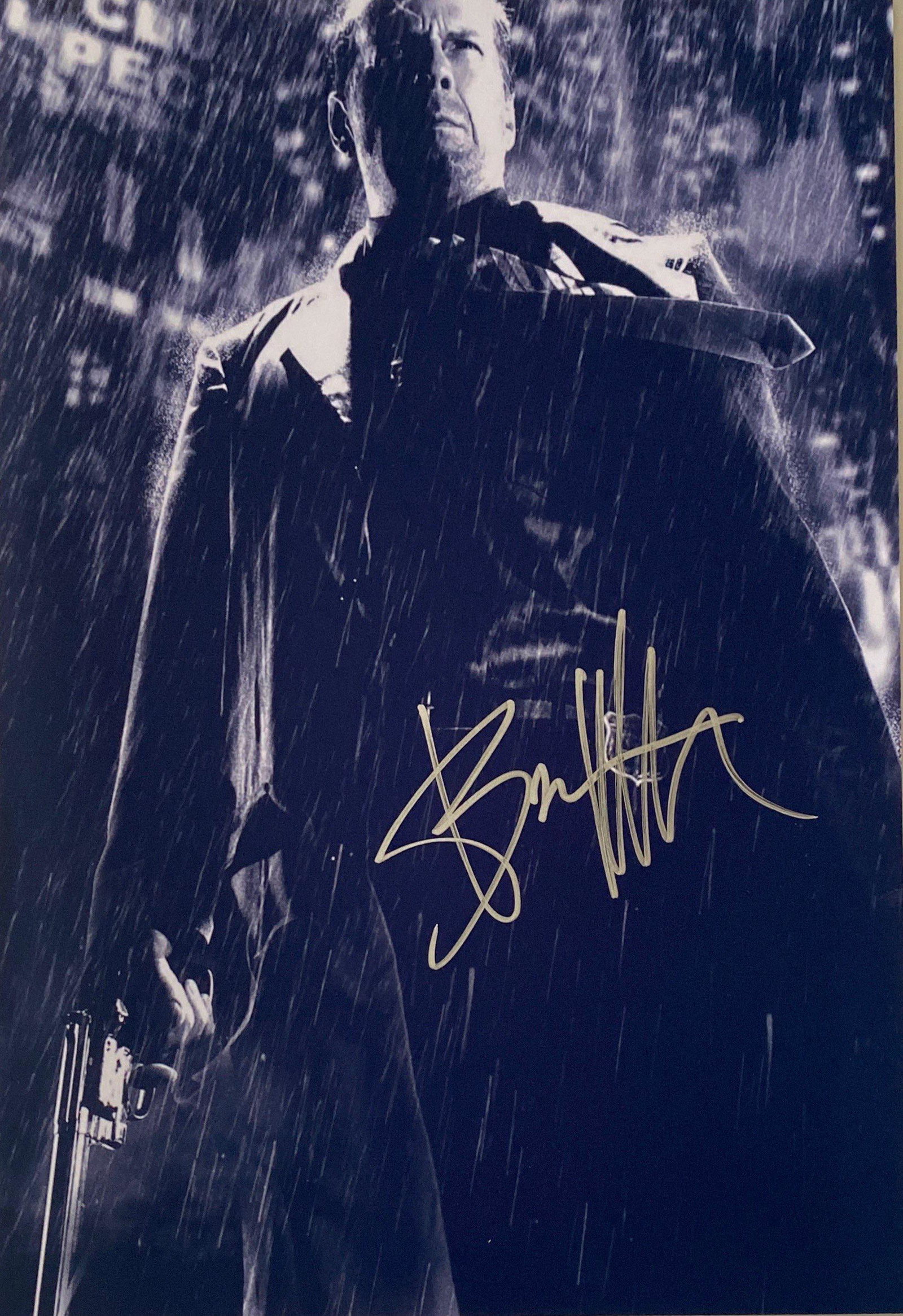 Autograph Signed Sin City Photo: Category: Autograph CollectiblesSize: 8 x 10'Autograph: Bruce Willis Excellent ConditionDetails are as shown in the photos