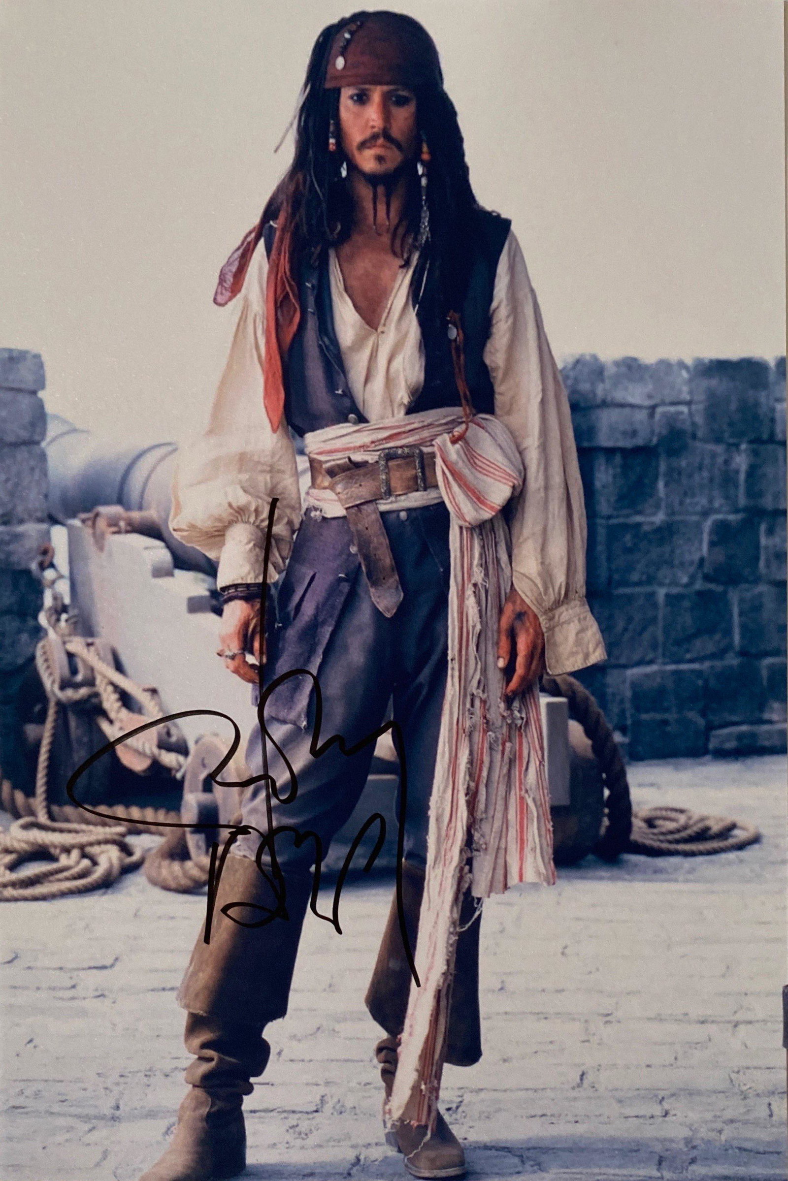 Autograph Signed Caribbean Photo: Category: Autograph CollectiblesSize: 8 x 10'Autograph: Johnny Depp Excellent ConditionDetails are as shown in the photos
