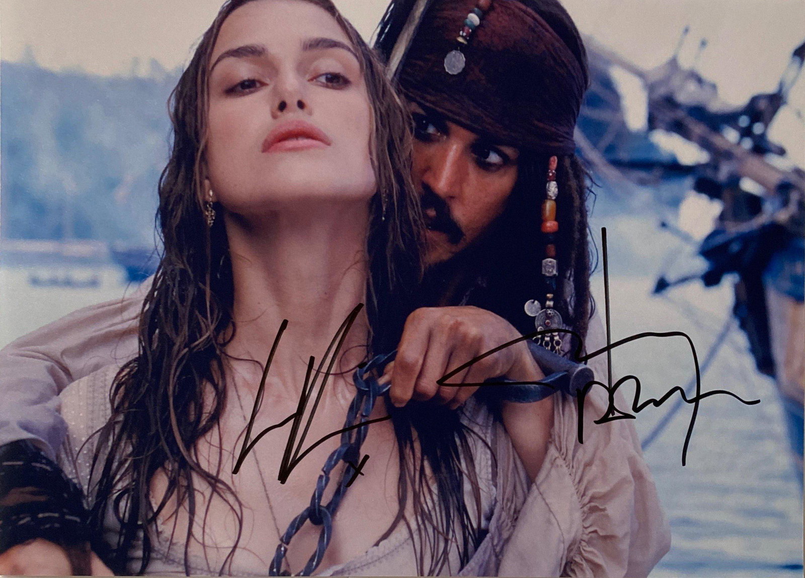 Autograph Signed Caribbean Photo: Category: Autograph CollectiblesSize: 8 x 10'Autograph: Johnny Depp, Keira Knightley Excellent ConditionDetails are as shown in the photos