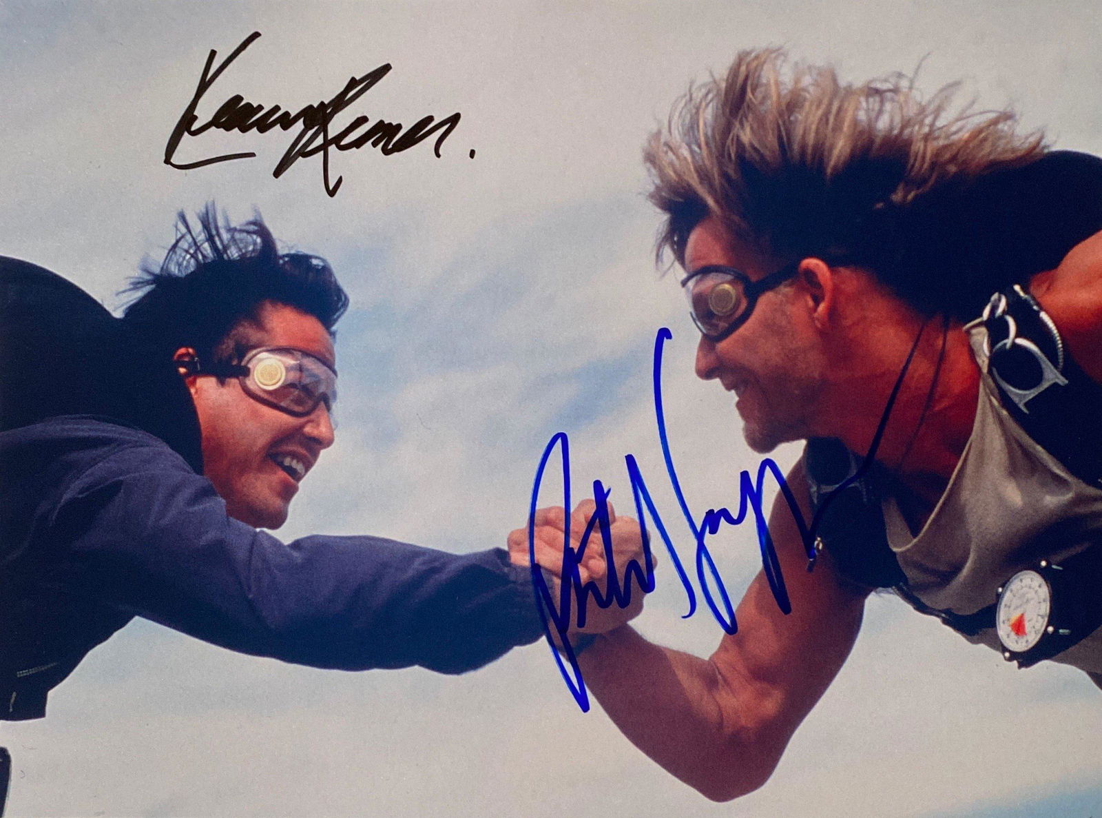 Autograph Signed Point Break Photo: Category: Autograph CollectiblesSize: 8 x 10'Autograph: Patrick Swayze, Keanu Reeves Excellent ConditionDetails are as shown in the photos
