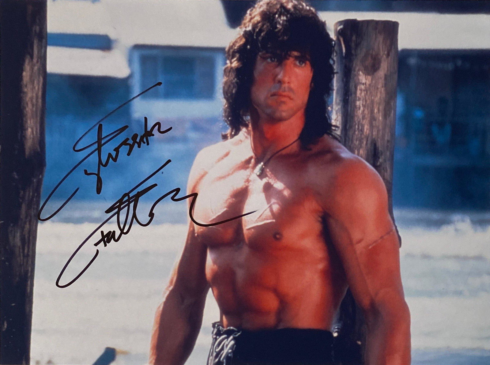 Autograph Signed Rambo Photo: Category: Autograph CollectiblesSize: 8 x 10'Autograph: Sylvester Stallone Excellent ConditionDetails are as shown in the photos