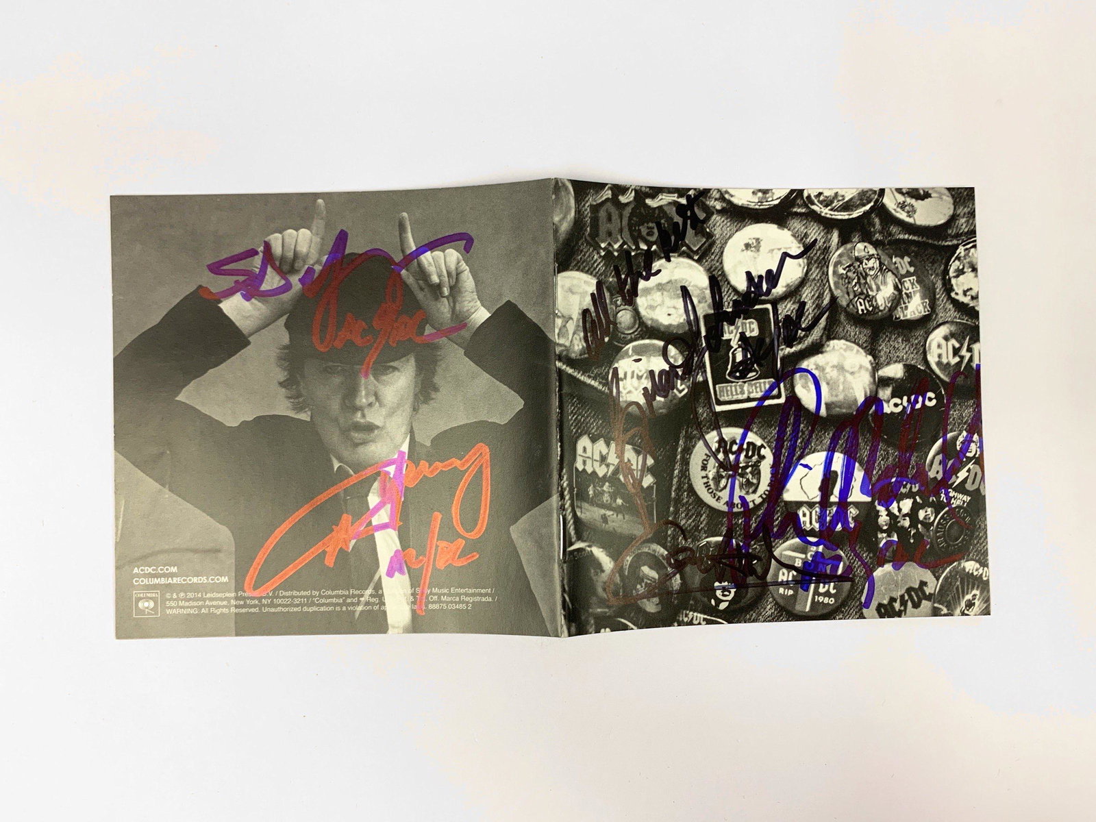 Autographed ACDC CD Album: Autograph Name(s): Angus Young, Stevie Young, Brian Johnson, Cliff Williams, Phil RuddProduct Condition: VintageWe offer combined shipping and ship worldwide.Please read terms and condition regarding 