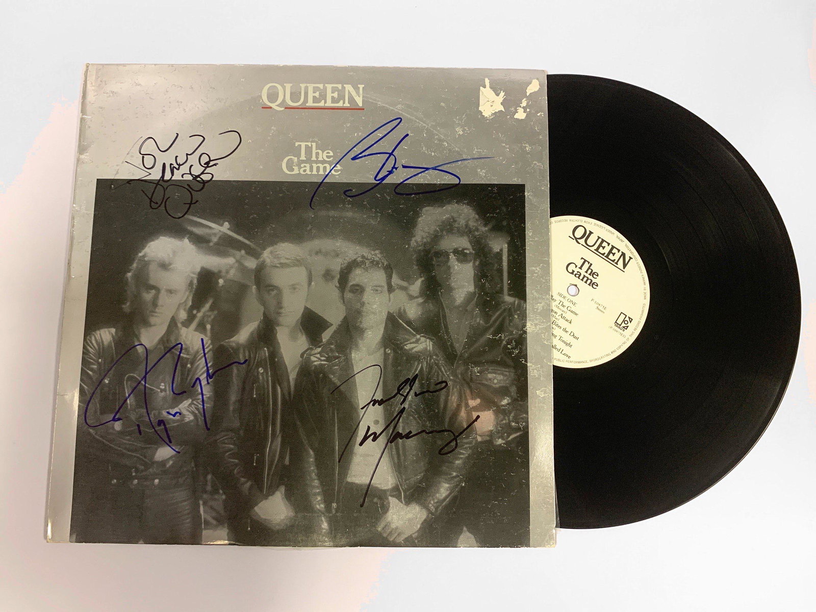 Autograph Queen The Game Vinyl: Autograph Name(s):Freddie Mercury, John Deacon, Brian May, Roger TaylorProduct Condition: VintageWe offer combined shipping and ship worldwide.Please read terms and condition regarding to postage fee,