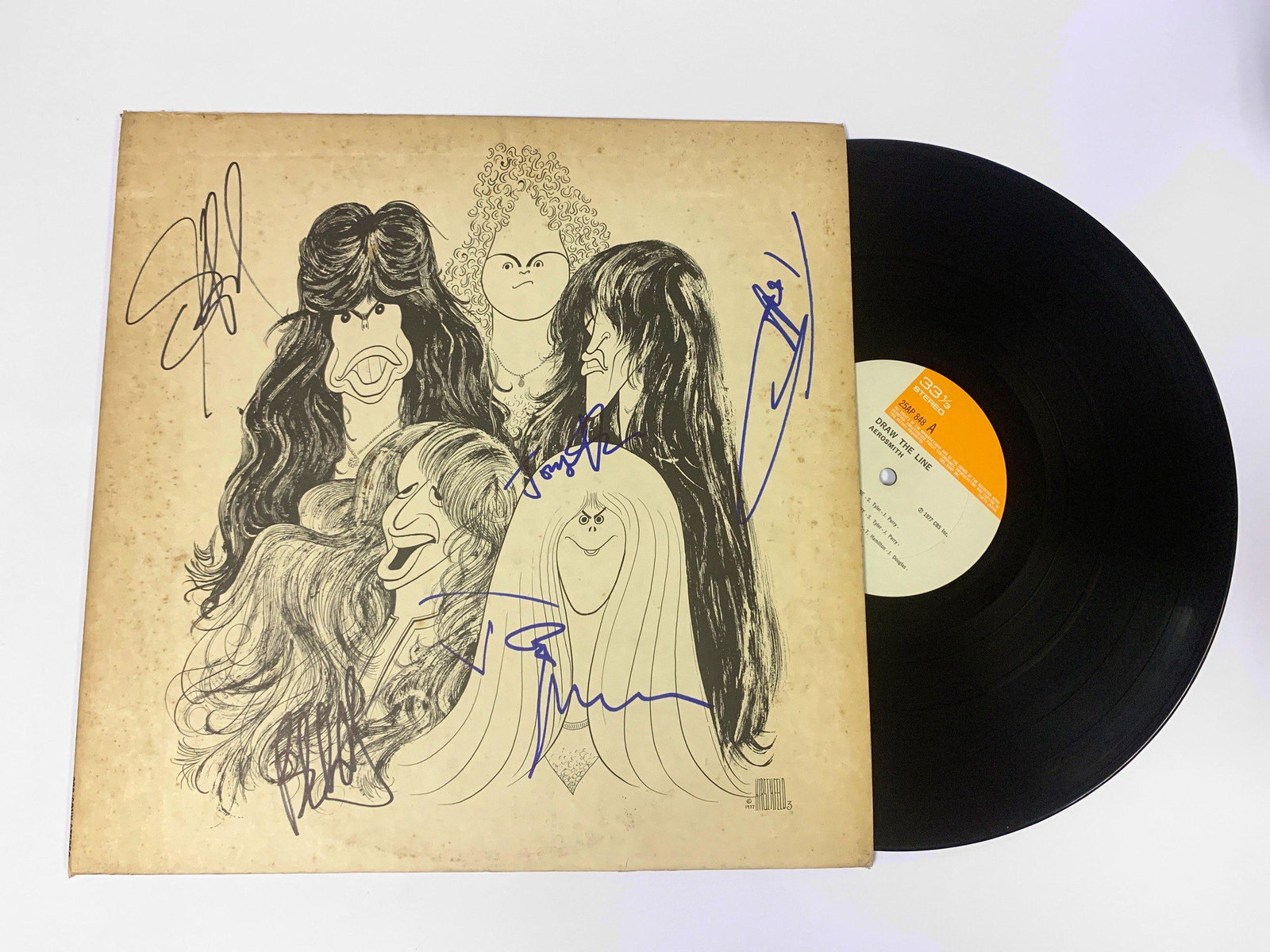 Autograph Aerosmith Draw The Line Vinyl: Autograph Name(s):Steven Tyler, Tom Hamilton, Joey Kramer, Joe Perry, Brad WhitfordProduct Condition: VintageWe offer combined shipping and ship worldwide.Please read terms and condition regarding to 