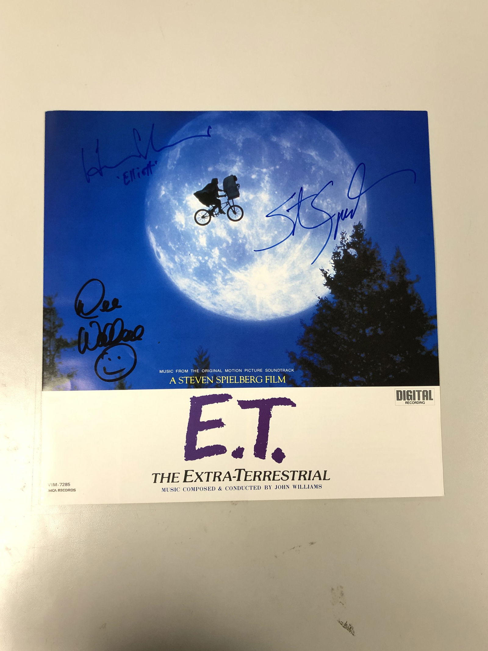 Autograph Signed ET Vinyl Booklet: Autograph Includes: Dee Wallace, Steven Spielberg, Henry ThomasItem is in great condition with no damage, unframedItem is being vertified. Please review our Terms and Conditions before bidding, all sa