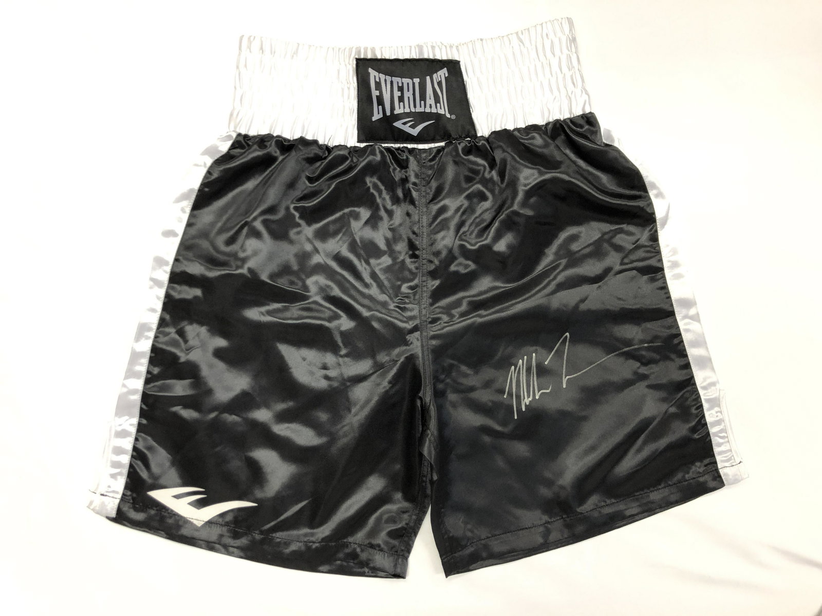 Mike Tyson Autograph Signd Boxing Shorts: Category: Autograph CollectiblesAutograph Includes: Mike TysonItems in Excellent Condition and Certified.