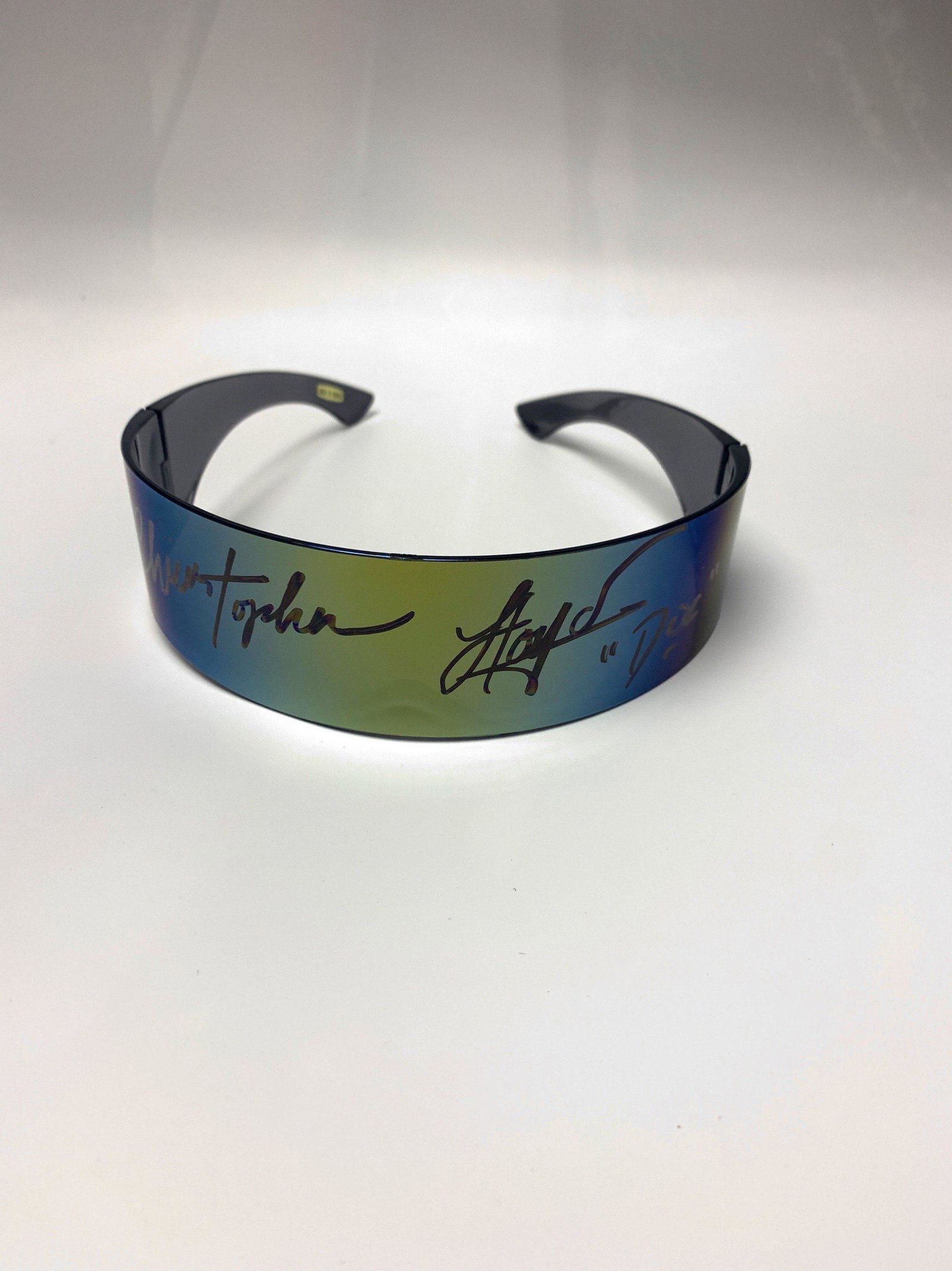 Autograph Back to Future Sunglasses: Autograph Name(s): Christopher LloydProduct Condition: NewWe offer combined shipping and ship worldwide.Please read terms and condition regarding to postage fee, return guides and payment policies.