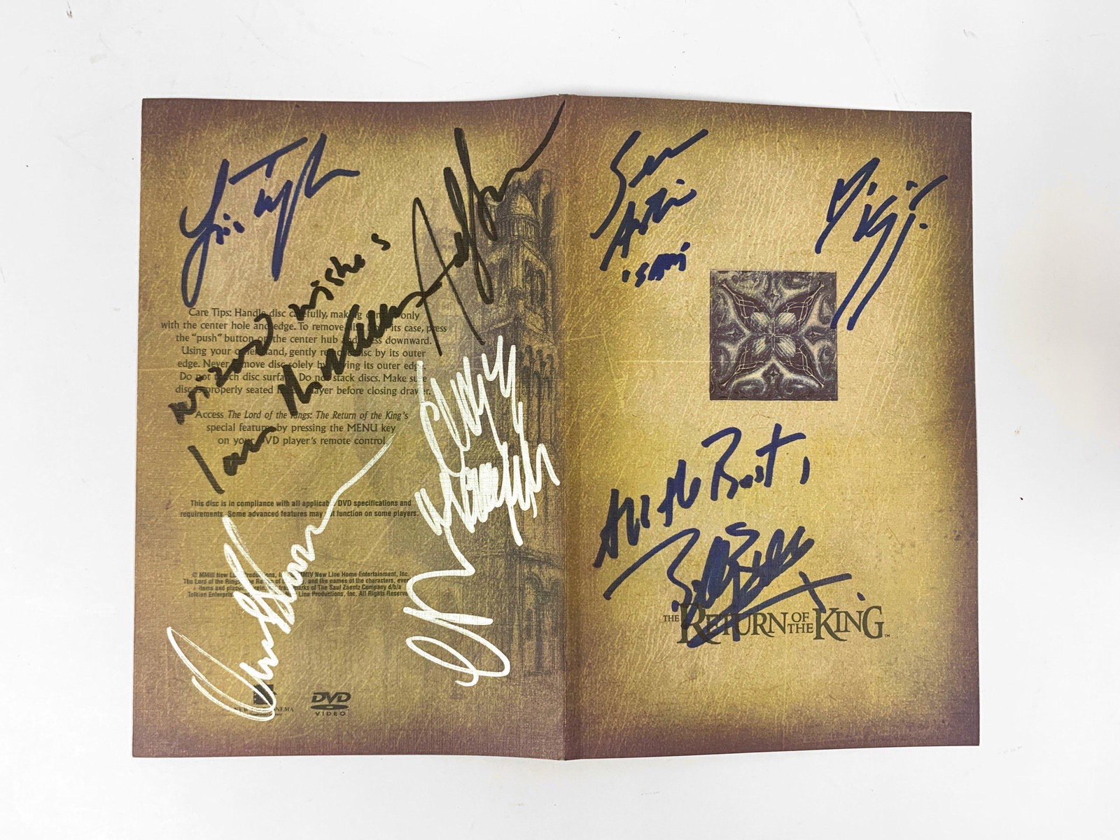 Autograph Signed Lord of the Rings Prints: Category: Autograph CollectiblesAutographed by: Liv Tyler, Ian McKellen, Cate Blanchett, Orlando Bloom, Sean Astin, Viggo Mortensen, Billy Boyd, Dominic Monaghan Excellent ConditionDetails are as show
