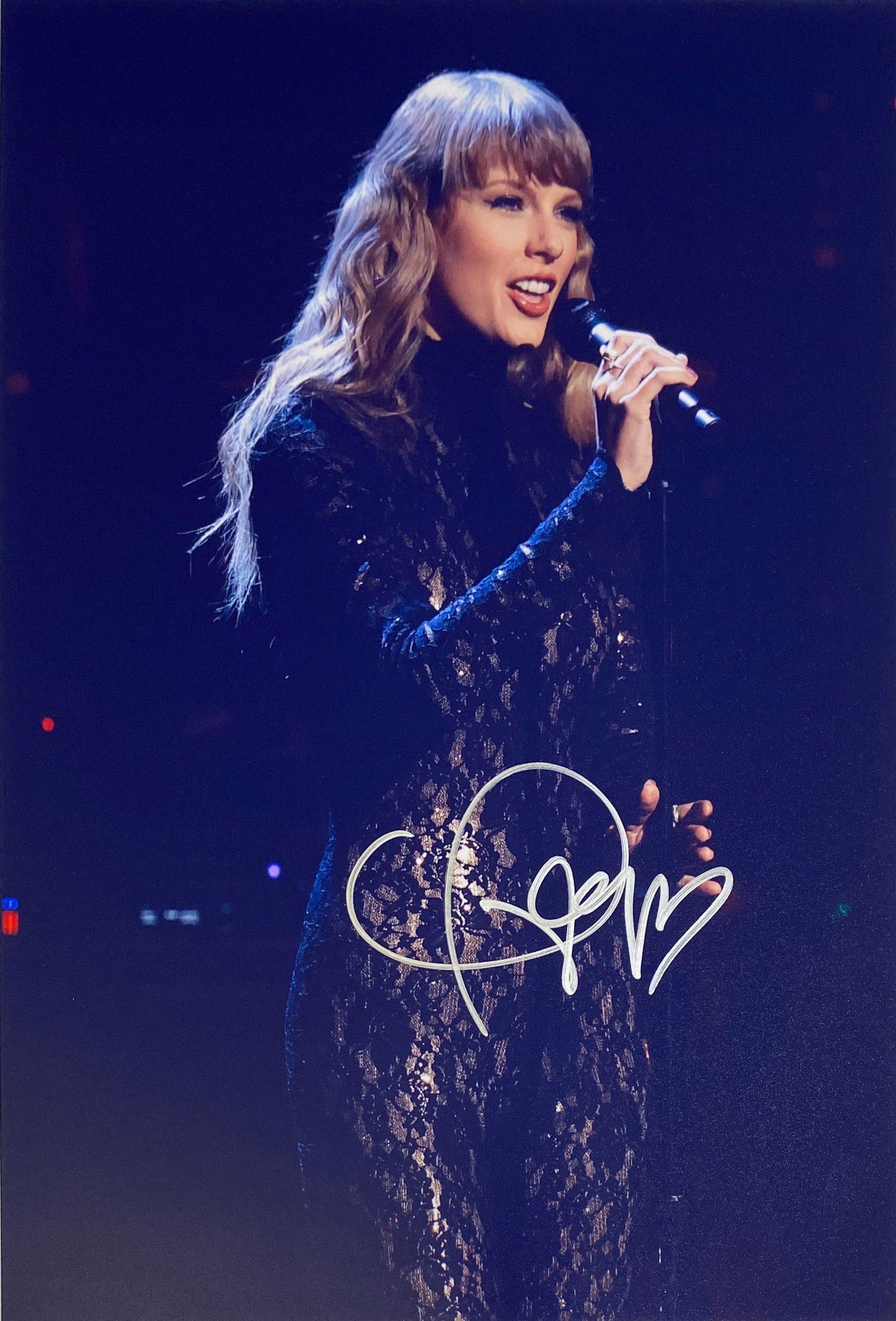 Autograph Signed Taylor Swift Photo: Category: Autograph CollectiblesSize: 8 x 10'Autograph: Taylor Swift Excellent ConditionDetails are as shown in the photos
