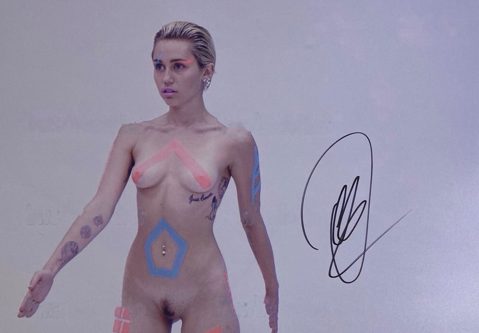 Autograph Signed  Miley Cyrus Photo (1 of 1)