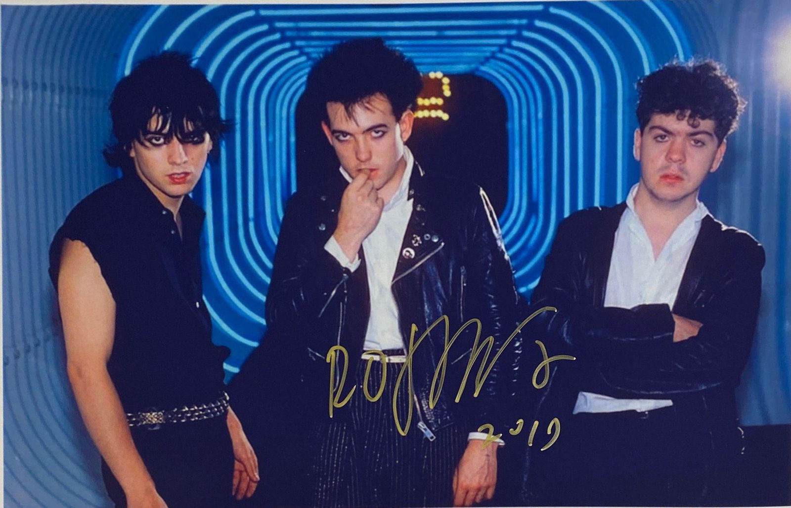 Autograph Signed The Cure Photo: Category: Autograph CollectiblesSize: 8 x 10'Autograph: Robert Smith Excellent ConditionDetails are as shown in the photos