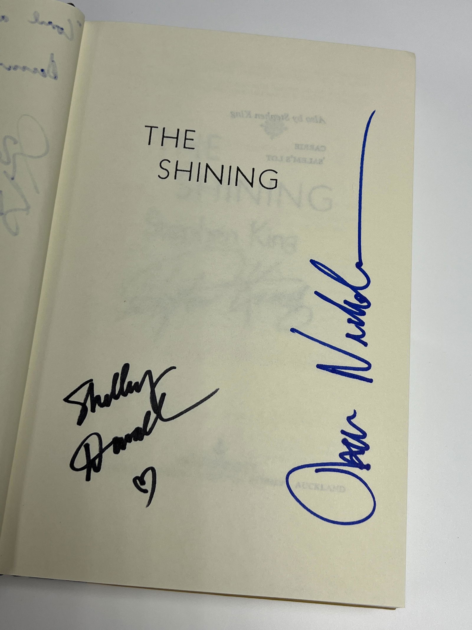 Autograph Shining Book Stephen King: Category: Autograph CollectiblesAutograph: Jack Nichilson, Shelley Duvall, Danny Lloyd, Louise Burns, Lisa Burns, Stephen KingExcellent ConditionDetails are as shown in the photos