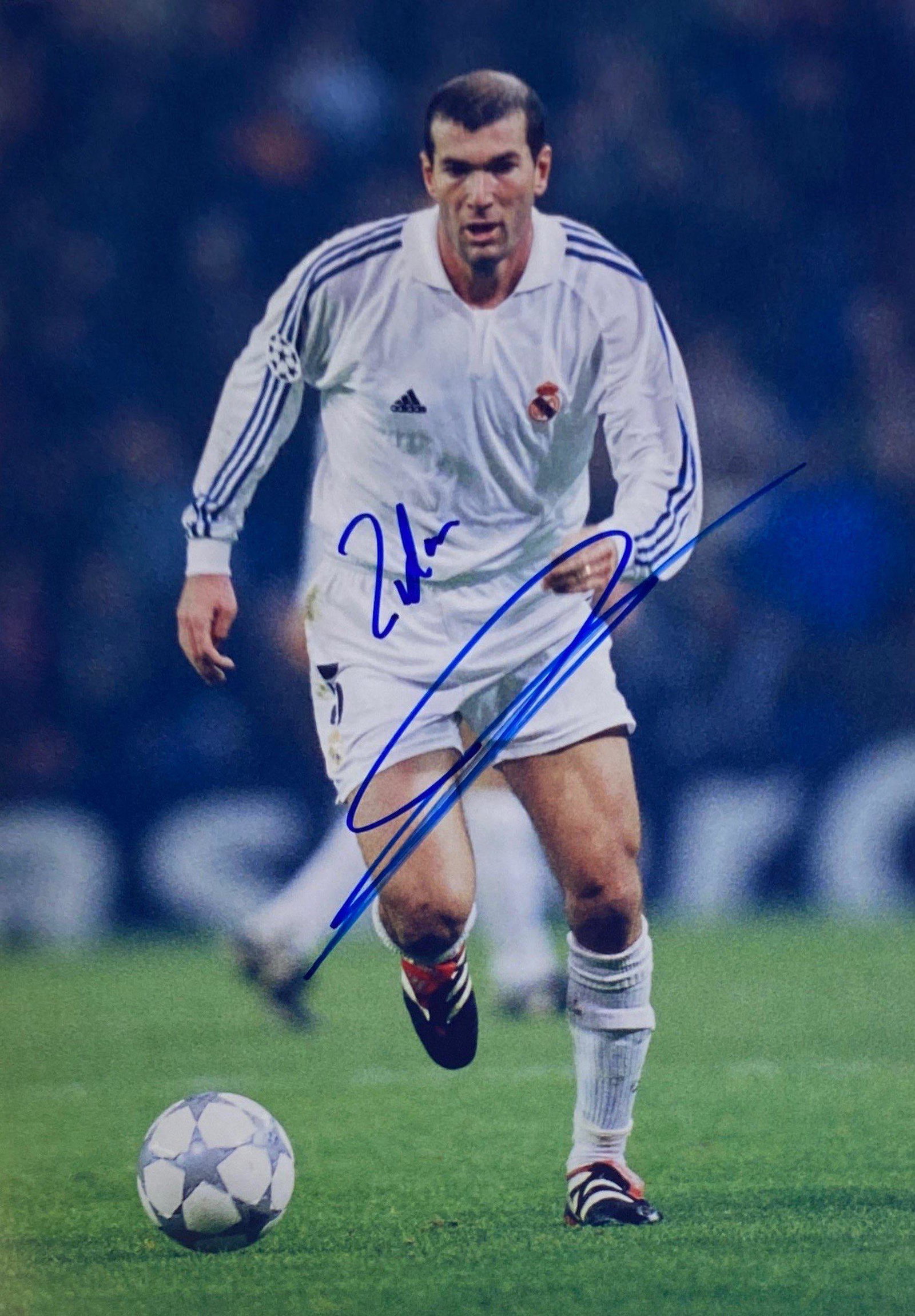 Autograph Signed Zinedine Zidane Photo: Category: Autograph CollectiblesSize: 8 x 10'Autograph: Zinedine ZidaneExcellent ConditionDetails are as shown in the photos