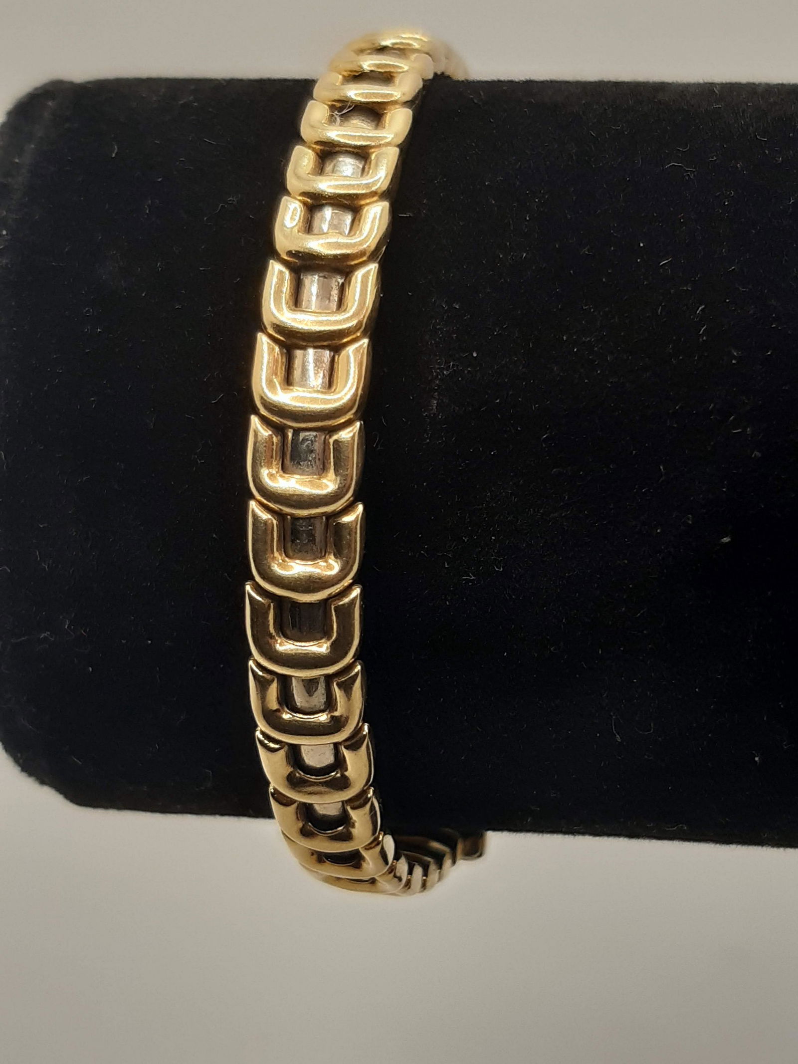 "CHIMENTO" 18K GOLD RIGID BRACELET WITH U-WORKING. LENGTH 20 CM, 15.40 GRAMS - STE3: "CHIMENTO" 18K GOLD RIGID BRACELET WITH U-WORKING. LENGTH 20 CM, 15.40 GRAMS - STE3