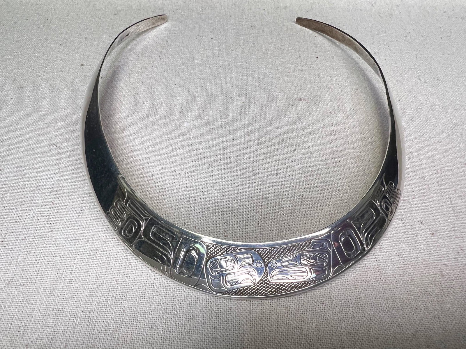 Pacific Northwest Tlingit Artist B. Chilton Sterling Collar Choker Necklace: Pacific Northwest Tlingit Artist B. Chilton Sterling Collar Choker Necklace. Hand Carved by Alaska Native Brian Chilton, titled: Lovebirds. Signed on the back by artist and stamped Mexico 925. Measure