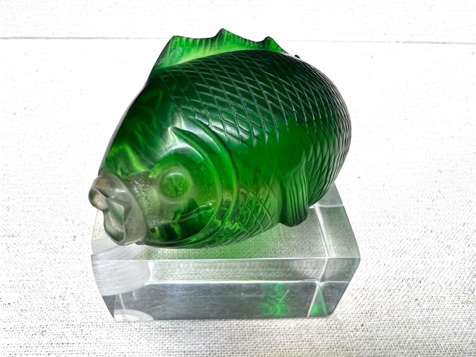 Chinese Green Overlay Clear Glass Fish Form Snuff Bottle (1 of 8)