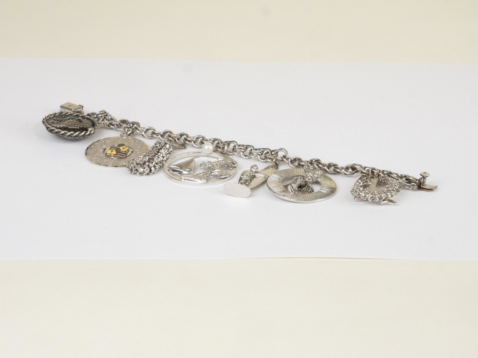 Vintage Sterling Silver Hawaii Charm Bracelet: Vintage Sterling Silver Hawaii Charm Bracelet. Measures approx. 8" long.Cazadora Art Gallery offers complementary free in-house shipping on JEWELRY items ONLY and to the lower 48 states (excludes Hawa