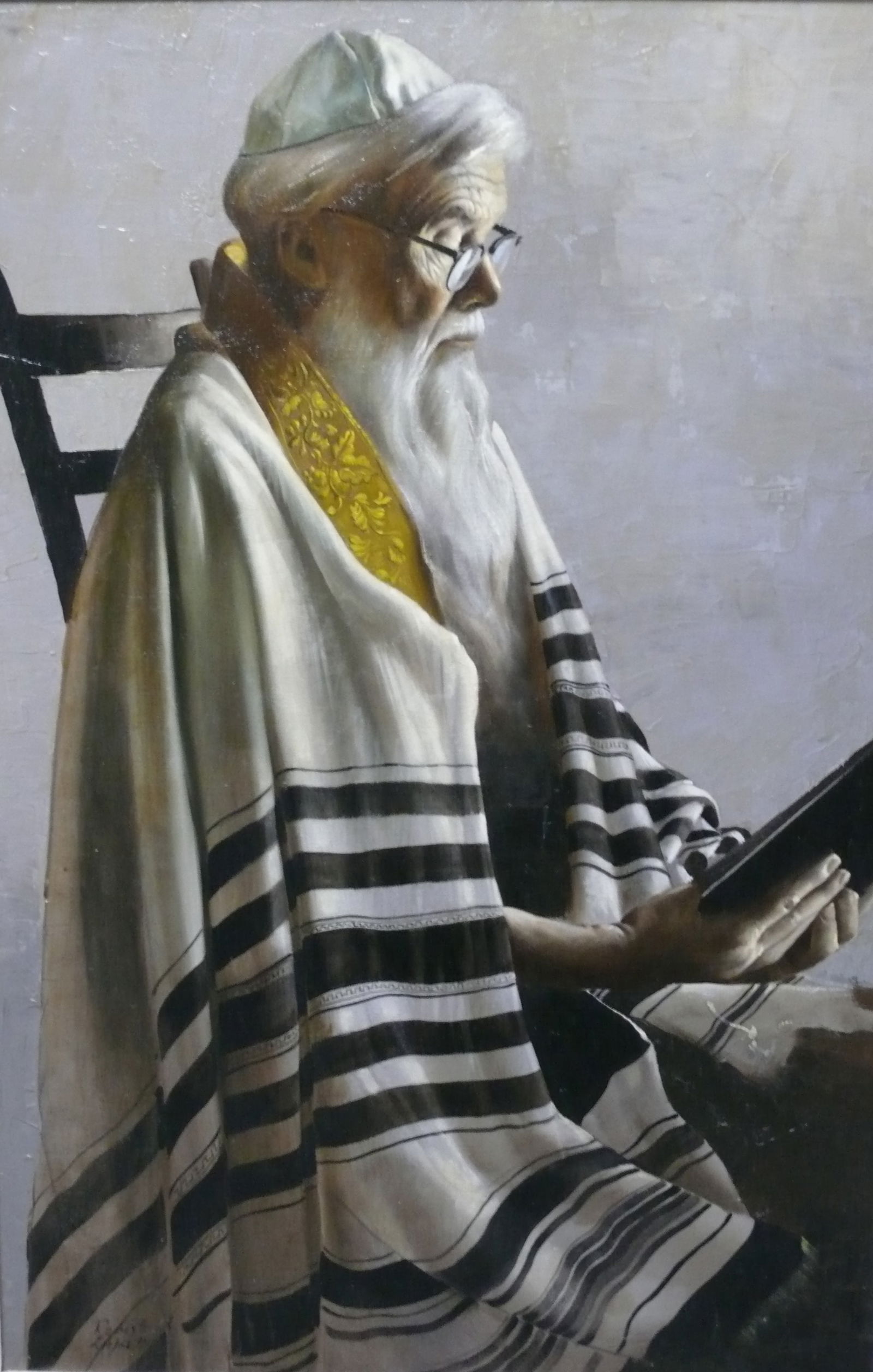 Roberto Lupetti – Rabbi Reading Scripture: Elderly rabbi in white robe with gold detailing reading from scripture. Finely rendered realism with subtle textural detail Roberto Lupetti is an Italian painter specializing in figurative and still