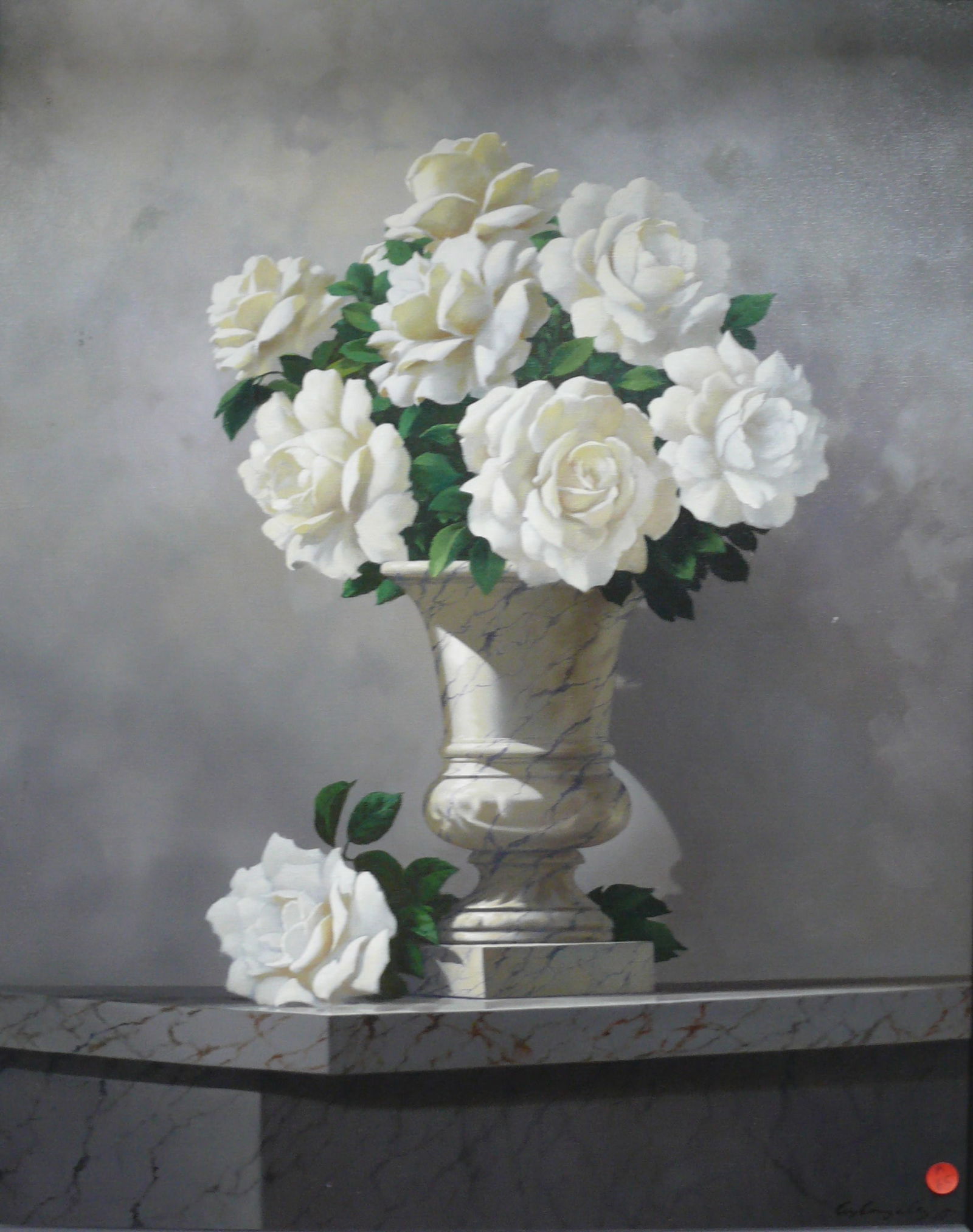 Lex Gonzalez – White Roses in Marble Vase: Hyper-realistic still life depicting white roses arranged in a polished white marble vase. Strong lighting and smooth precision typical of Gonzalez’s technique Lex Gonzalez is a contemporary