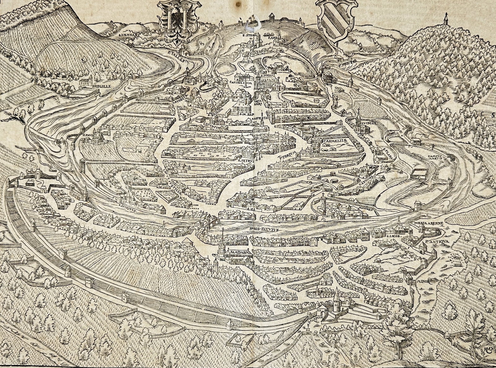 Sebastian Münster – View of Besançon (Bisantz) – Woodcut from Cosmographia – 16th Century: This richly detailed woodcut presents a panoramic bird’s-eye view of Besançon (Bisantz), a historic fortified city in eastern France. Shown nestled in the loop of the Doubs River and surrounded by 
