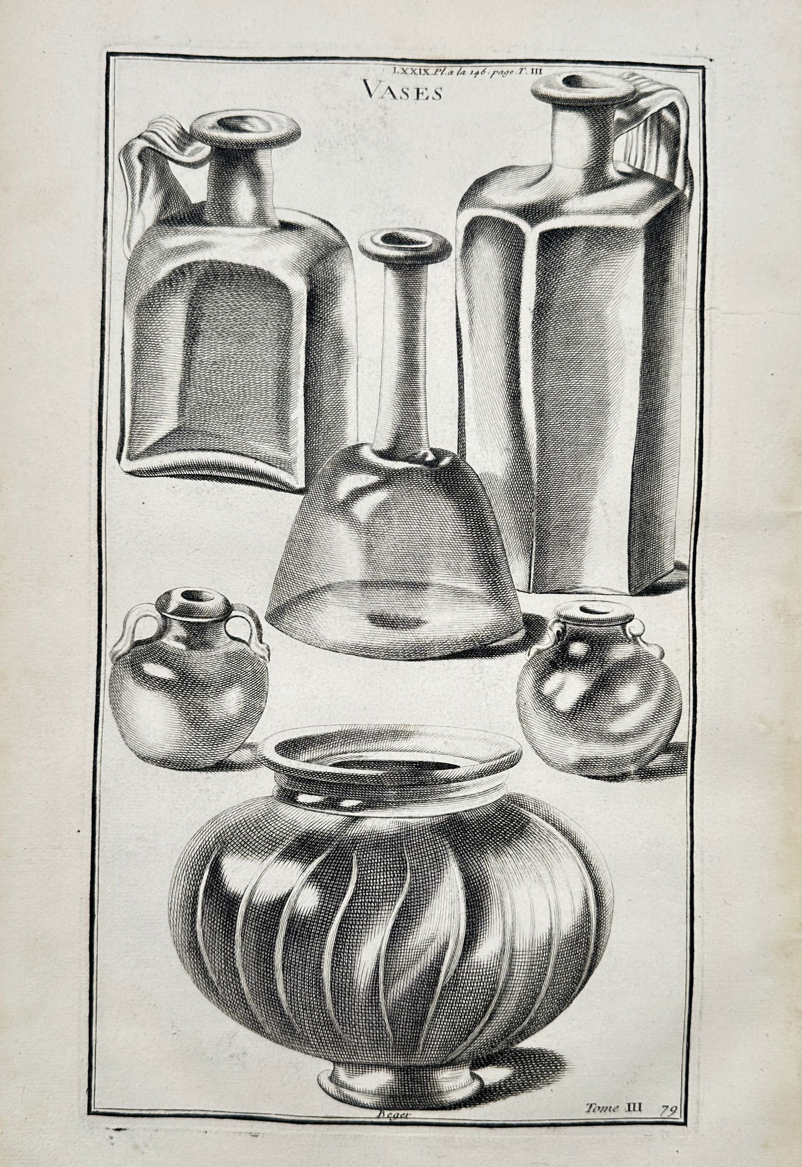 Bernard de Montfaucon (1655–1741) – Archaeological Illustration of Ancient Glass Vases –: "VASES" displays a collection of five distinct ancient glass vessels, featuring various shapes including tall, square-bodied bottles, small rounded jars, and a large, wide-mouthed fluted bowl. This en