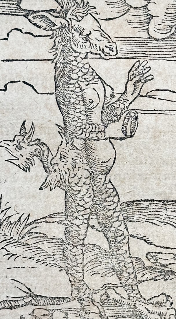 Sebastian Münster (1488-1552) – View of a Dragon-Headed Humanoid Figure – Woodcut (1550): "Von dem Teutschen Landt" This woodcut page from the Cosmographia features a peculiar illustration of a humanoid figure with the head and tail of a dragon, standing upright in a landscape. The accompa
