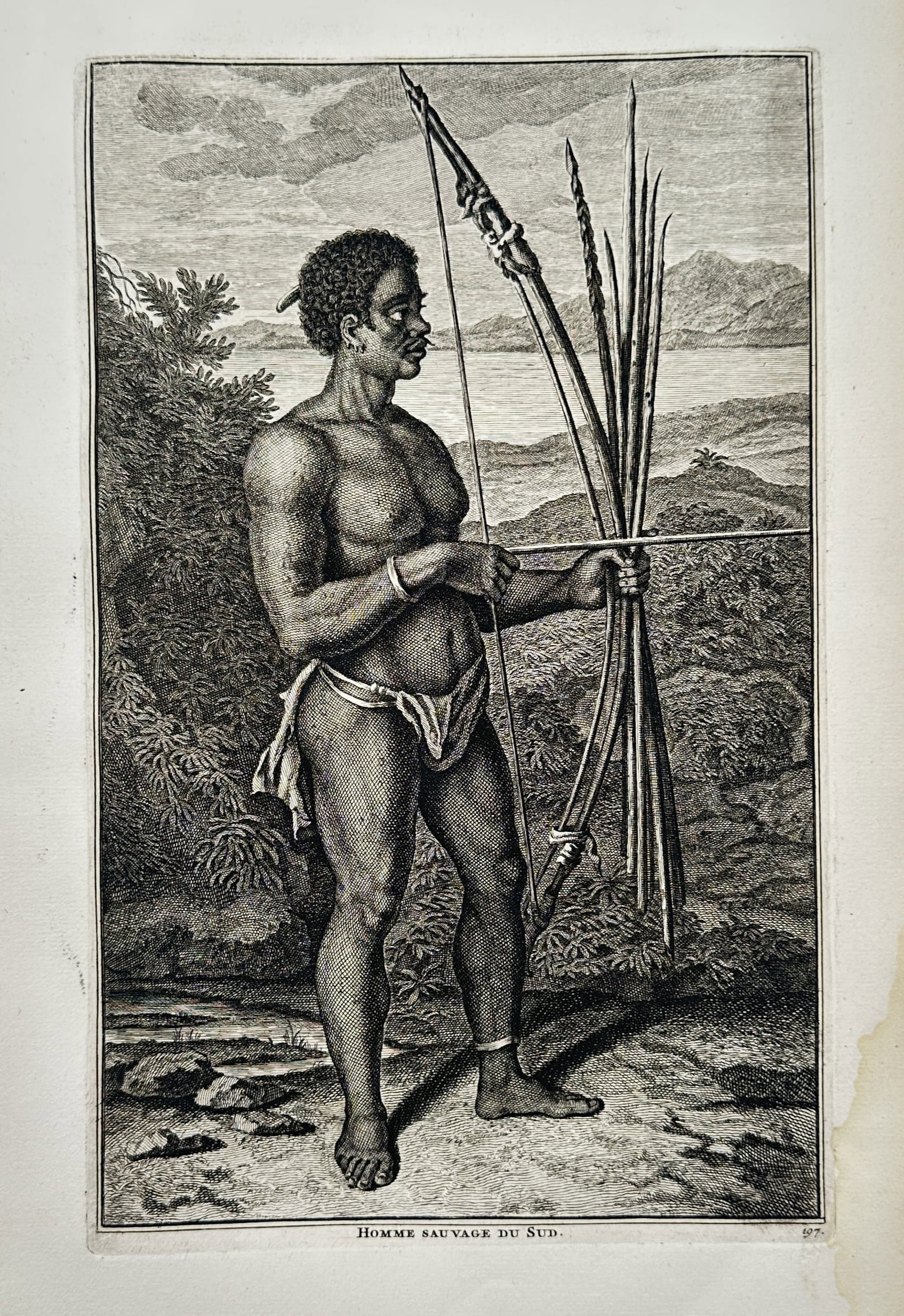 Cornelis de Bruijn (1652-1727) – View of a Southern Hunter – Copper engraving (1711): "Homme Sauvage du Sud" This copper engraving depicts a male figure standing in a coastal landscape, equipped with a large bow and a cluster of spears. The work is part of the ethnographic illustration