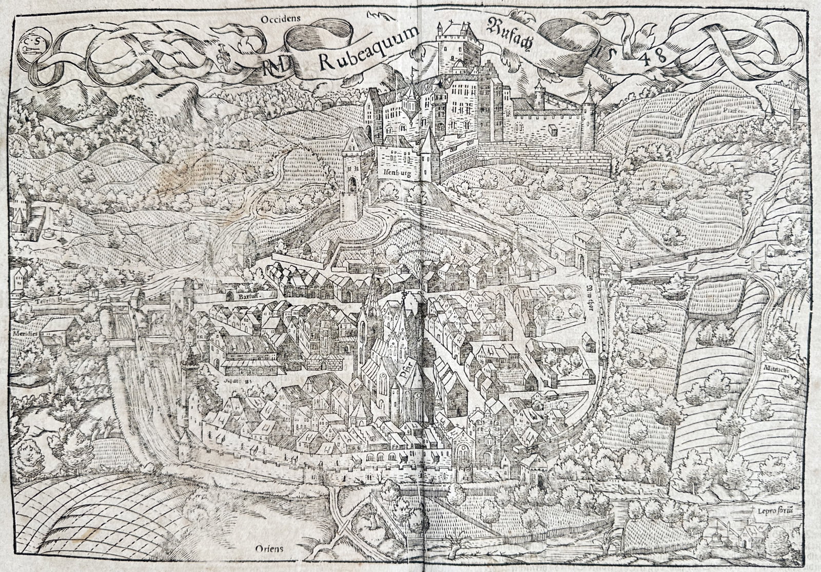 Sebastian Münster – Map of Rouffach and Isenbourg Castle – France – Woodcut (16th Century): "Map of Rouffach and Isenbourg Castle" presents a cartographic and topographical study illustrating an aerial view of the walled town of Rouffach and the hilltop Isenbourg Castle surrounded by rolling
