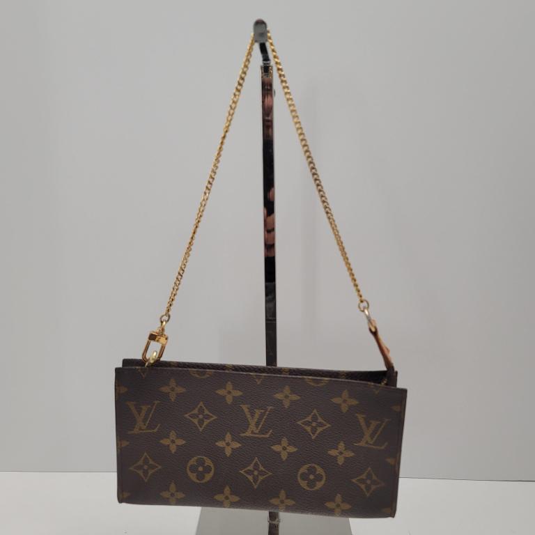 AUTHENTIC LOUIS VUITTON POUCH: Louis Vuitton LV Accessory pouch Bucket pouch Brown Monogram Condition: Pre-owned Width (inch) : 7.87 inch(approx) Width (cm) : 20 cm(approx).Height (inch) : 3.93 inch(approx) Height (cm) : 10 cm(appr