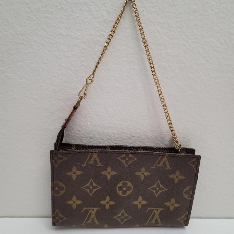 AUTHENTIC LOUIS VUITTON POUCH: LOUIS VUITTON Attached pouch monogram monogram canvas Condition: Pre-owned: An item that has been used or worn previously.Brand: LOUIS VUITTON Style: Pouch Exterior Material: Monogram canvas Exterior 
