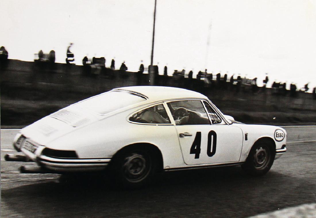 PORSCHE Press photo 911 F-model, with Sport-Kit, at a (1 of 1)