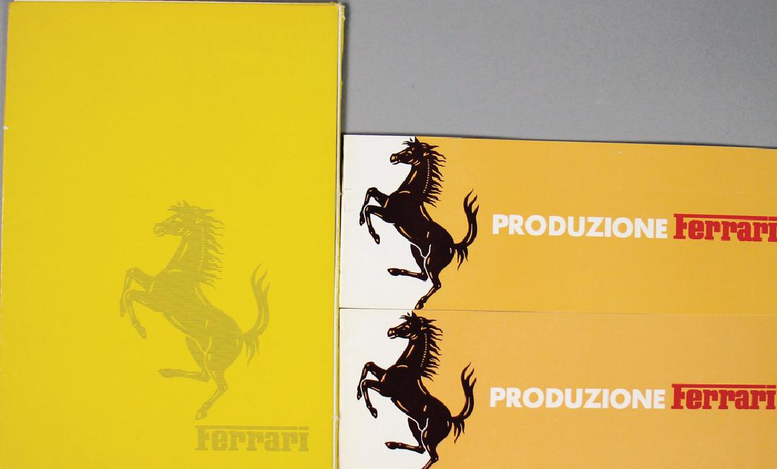 FERRARI Mixed lot of 3 pieces, among them sales folder: FERRARI Mixed lot of 3 pieces, among them sales folder 1977 (Charles Pozzi), model program Ferrari 1977, inside with large-format color tables 308 GT/4, 308 GTB, 400 Automatic, BB 512, complete good c