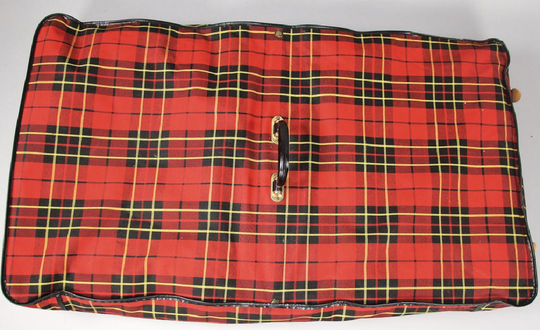 Suit bag, manufacturer probably Mädler, in '50s Porsche: Suit bag, manufacturer probably Mädler, in '50s Porsche Recaro design, c. 95 x 55 x 20 cm, good condition German Description Kleidersack, Hersteller wohl Mädler, in 50er Jahre Porsche Recaro Muster,