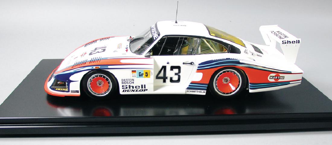 PORSCHE/SPARKS 1/8 model of a 935 "Moby Dick", limited: PORSCHE/SPARKS 1/8 model of a 935 "Moby Dick", limited to 5 copies, extremely high-quality, in a glass cabinet, very good condition German Description PORSCHE/SPARKS, 1/8 Modell eines 935 „Moby Dick