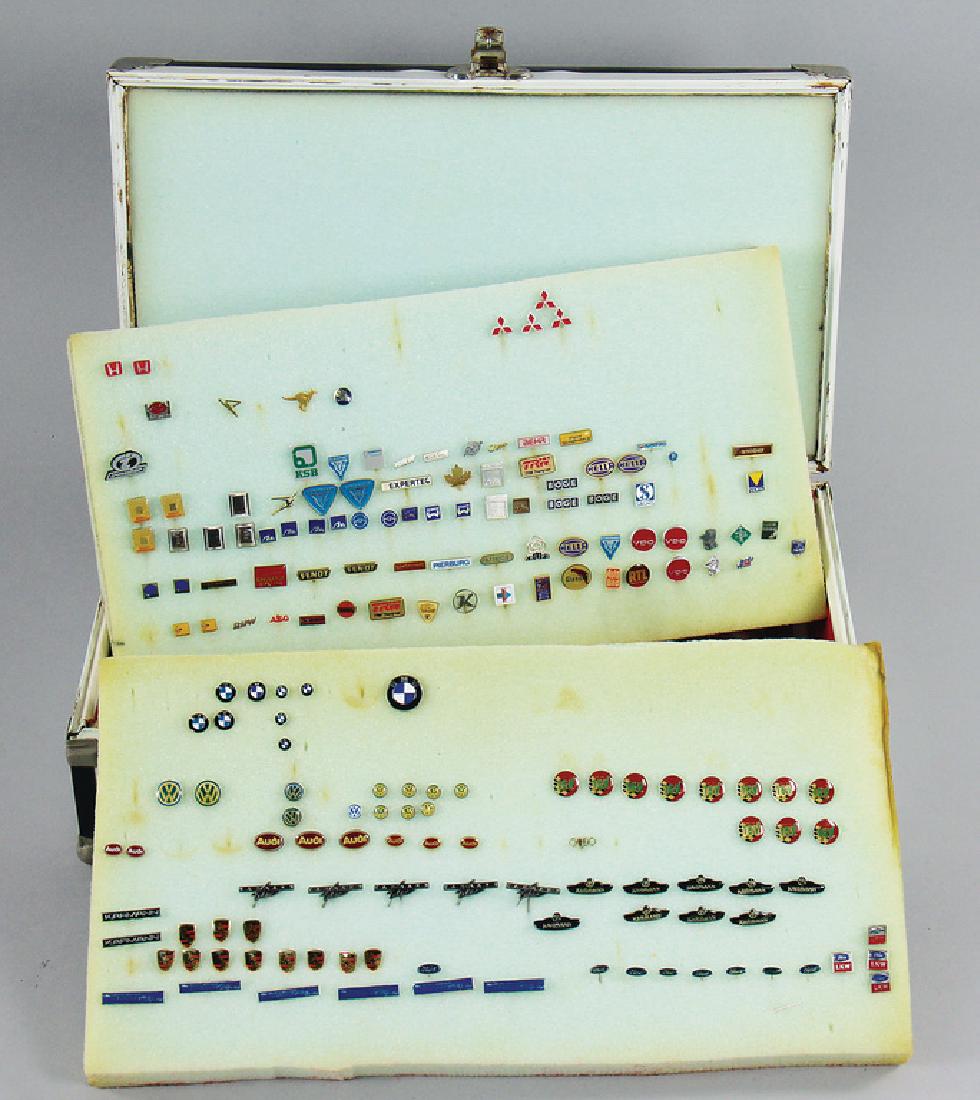 mixed lot with 300 pins/badges, among it Porsche, (1 of 1)