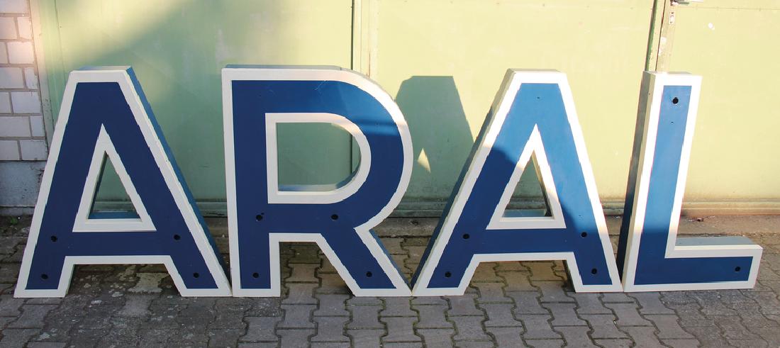 ARAL big logo of a gas station from the '60s, height of: ARAL big logo of a gas station from the '60s, height of the single letters always 100 cm, nice, patinated condition, rare, great decoration German Description ARAL Großer Schriftzug einer Tankstelle