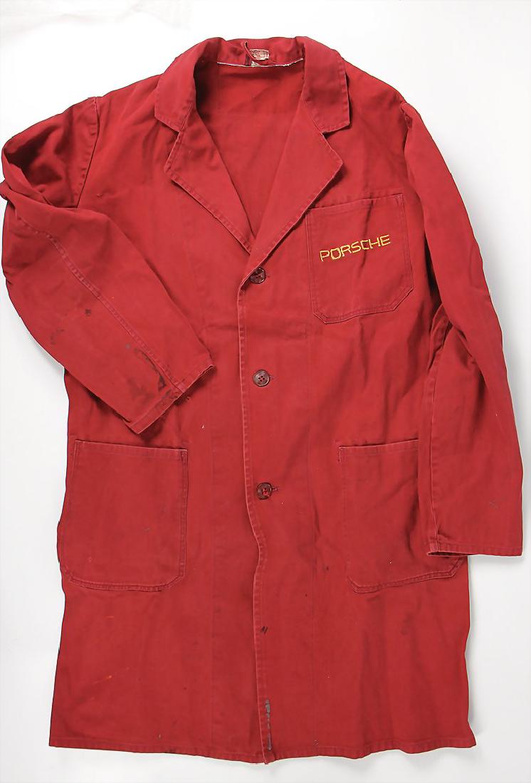PORSCHE work coat/master work coat, color: red with: PORSCHE work coat/master work coat, color: red with yellow Porsche logo on the left side of the breast, size 46, '70s/'80s, used condition German Description PORSCHE Werkstattkittel/Meisterkittel, Far