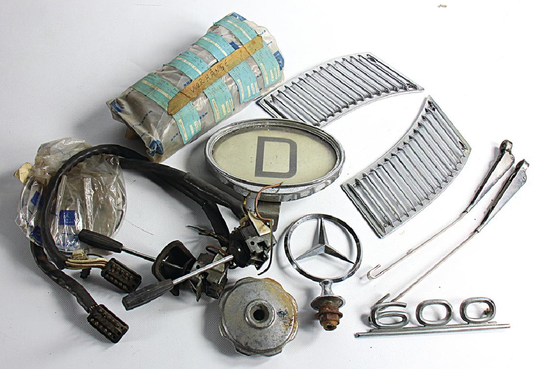 MERCEDES-BENZ mixed lot with 11 pieces, for: MERCEDES-BENZ mixed lot with 11 pieces, for Mercedes-Benz type 600 (W100), among it radiator star, star for bootlid (New Old Stock), curtains to the left and right side , speaker covers , wiper arms, 