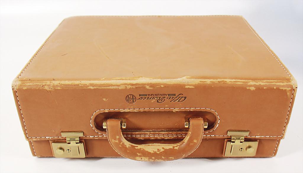 ALFA ROMEO car suitcase/briefcase Alfa Romeo,: ALFA ROMEO car suitcase/briefcase Alfa Romeo, 30x38x14cm, leather with worn places, with traces of usage German Description ALFA ROMEO Autokoffer/Aktenkoffer Alfa Romeo, 30x38x14cm, mit Abriebstellen