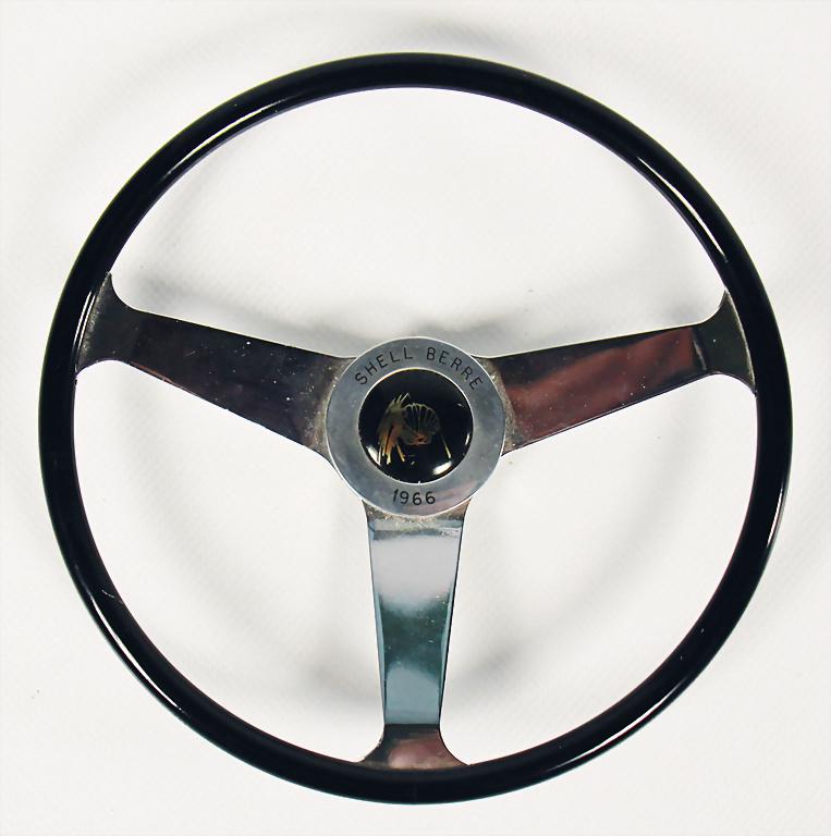 SHELL 1966 trophy shaped like a steering wheel "Schell: SHELL 1966 trophy shaped like a steering wheel "Schell Berre", diameter=16cm. German Description SHELL 1966 Siegertrophäe in Form eines Lenkrades "Schell Berre", d=16cm.